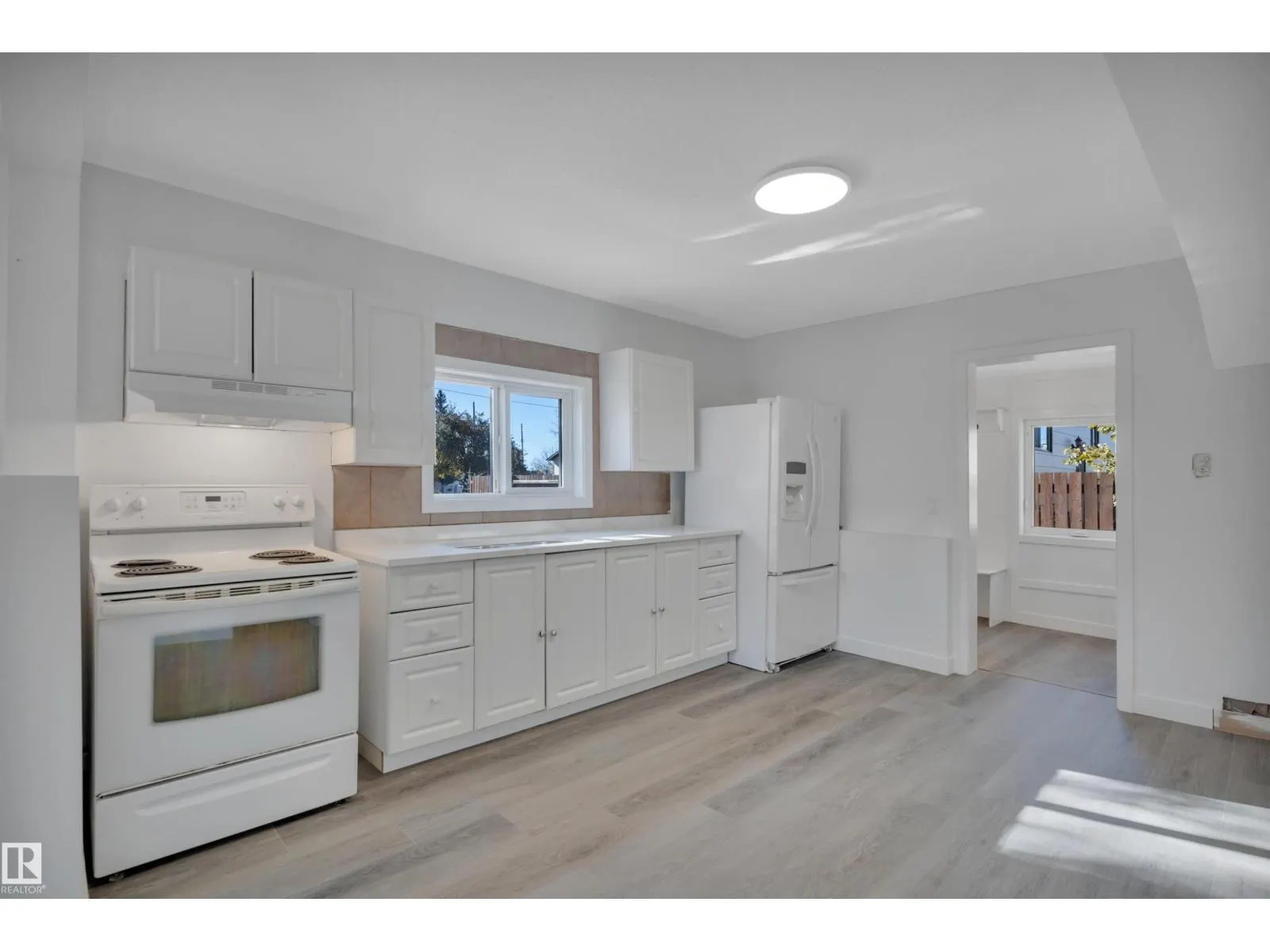 5004 45th AV