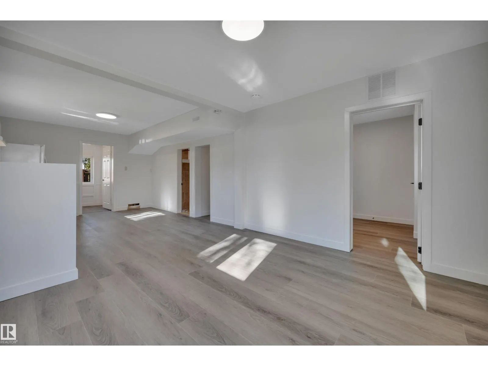 5004 45th AV