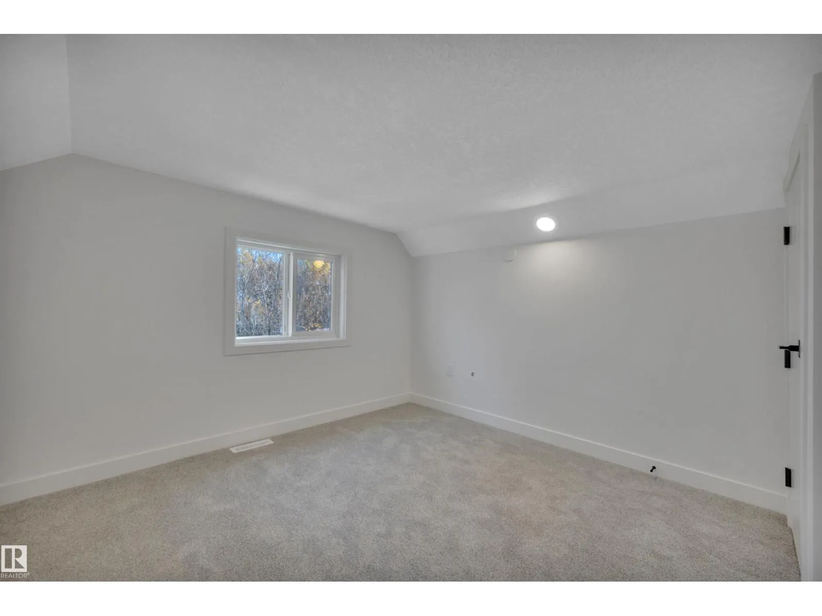 5004 45th AV