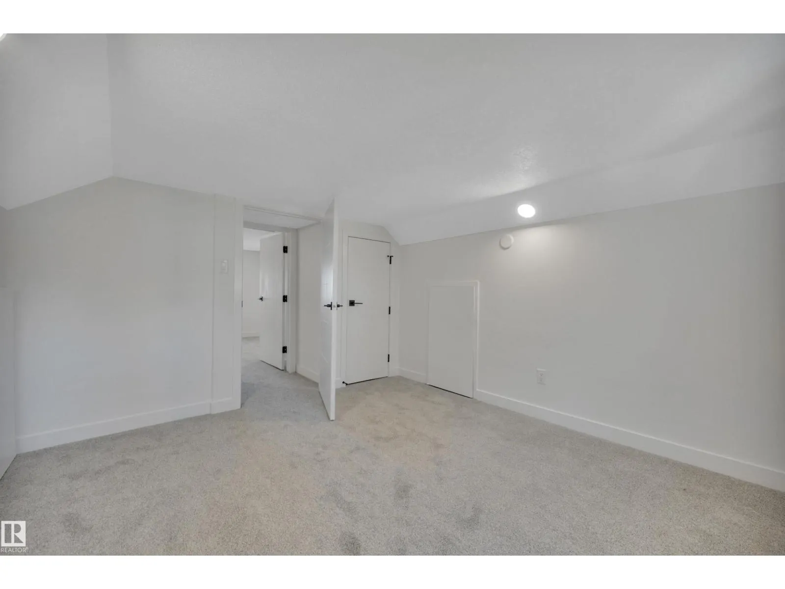 5004 45th AV