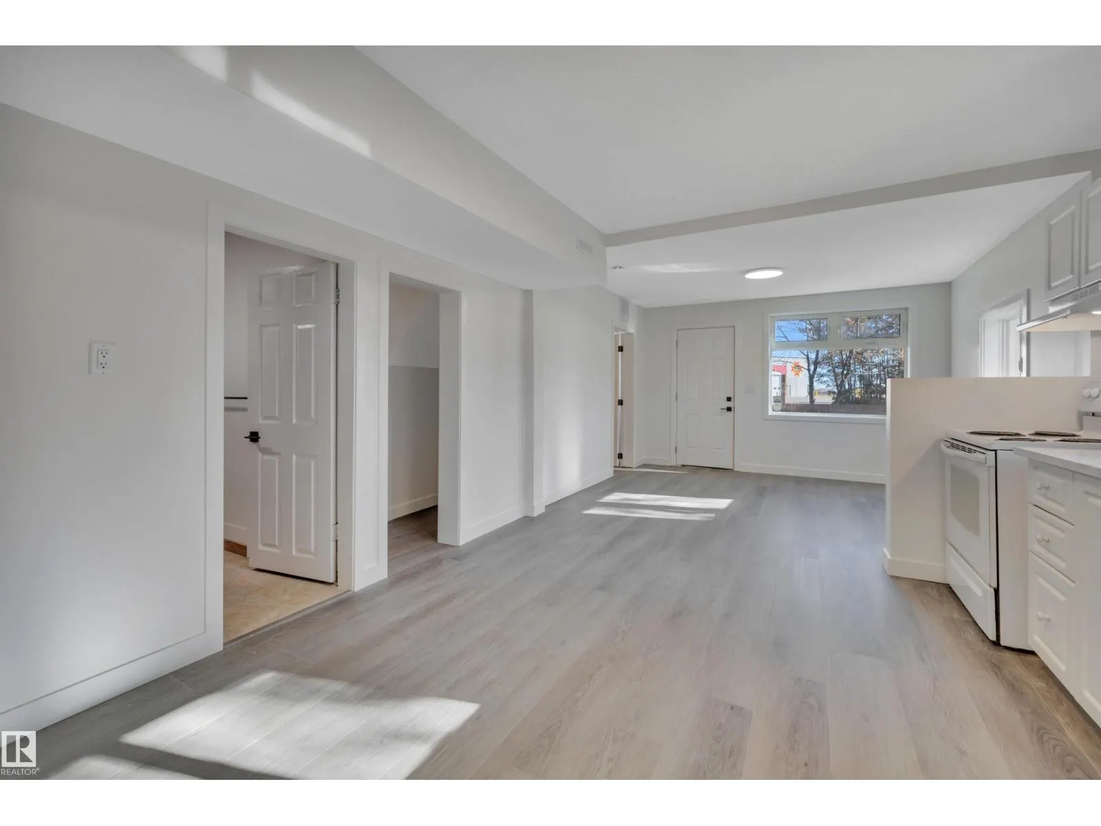 5004 45th AV