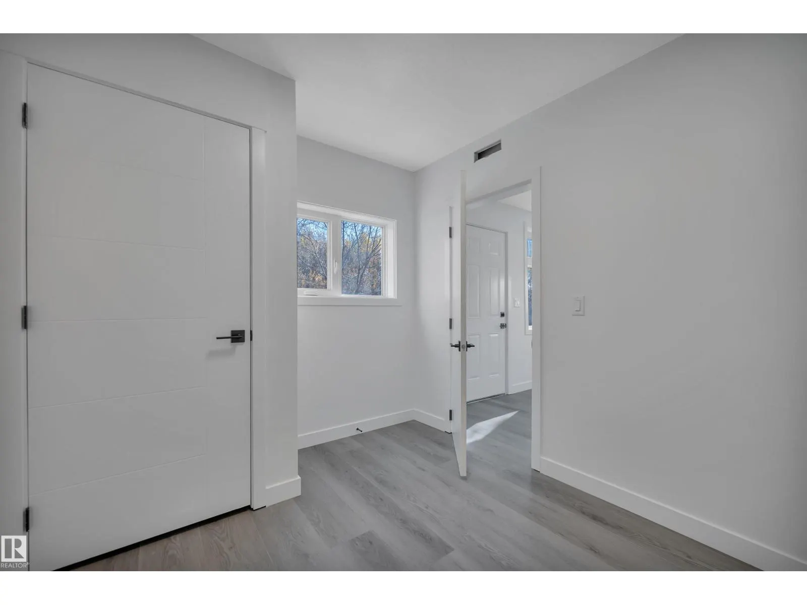5004 45th AV