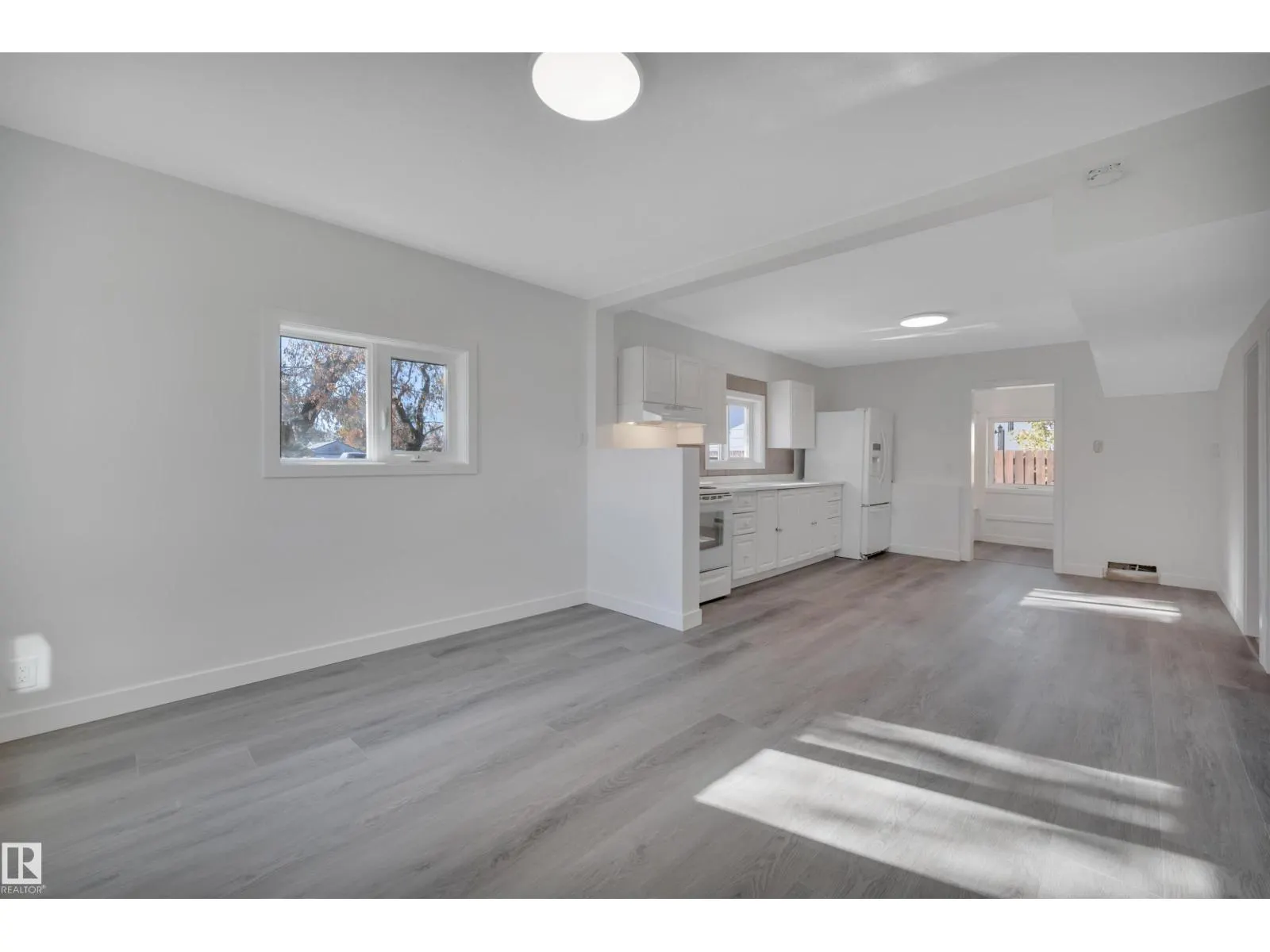 5004 45th AV