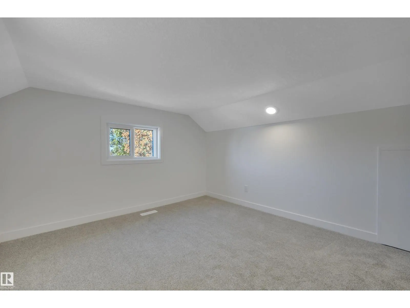 5004 45th AV