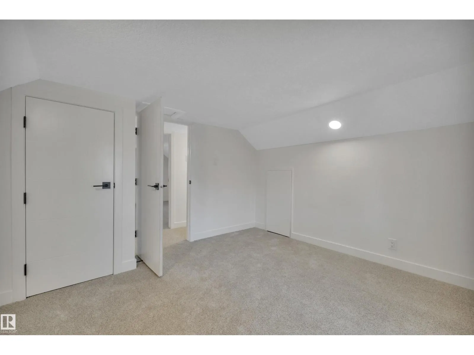 5004 45th AV