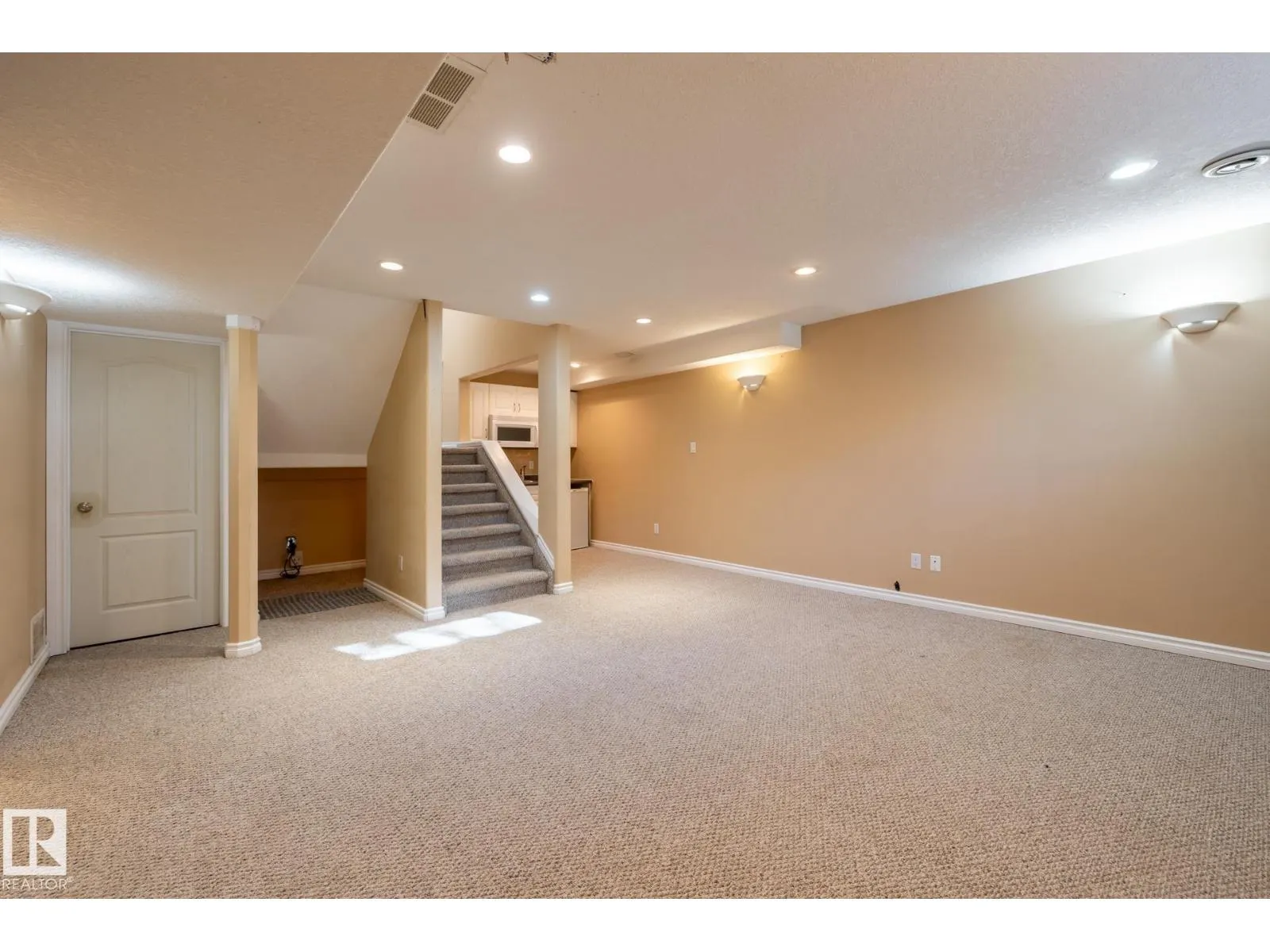 9813 180 AV NW