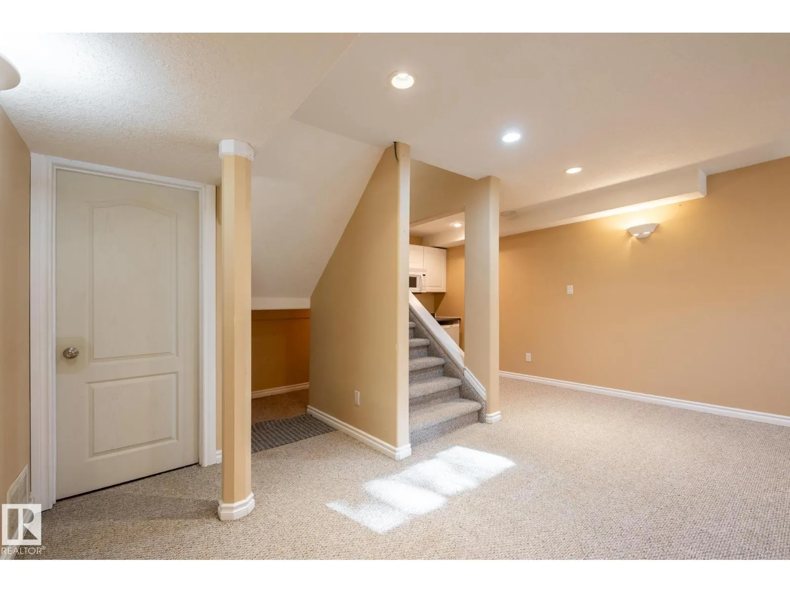 9813 180 AV NW