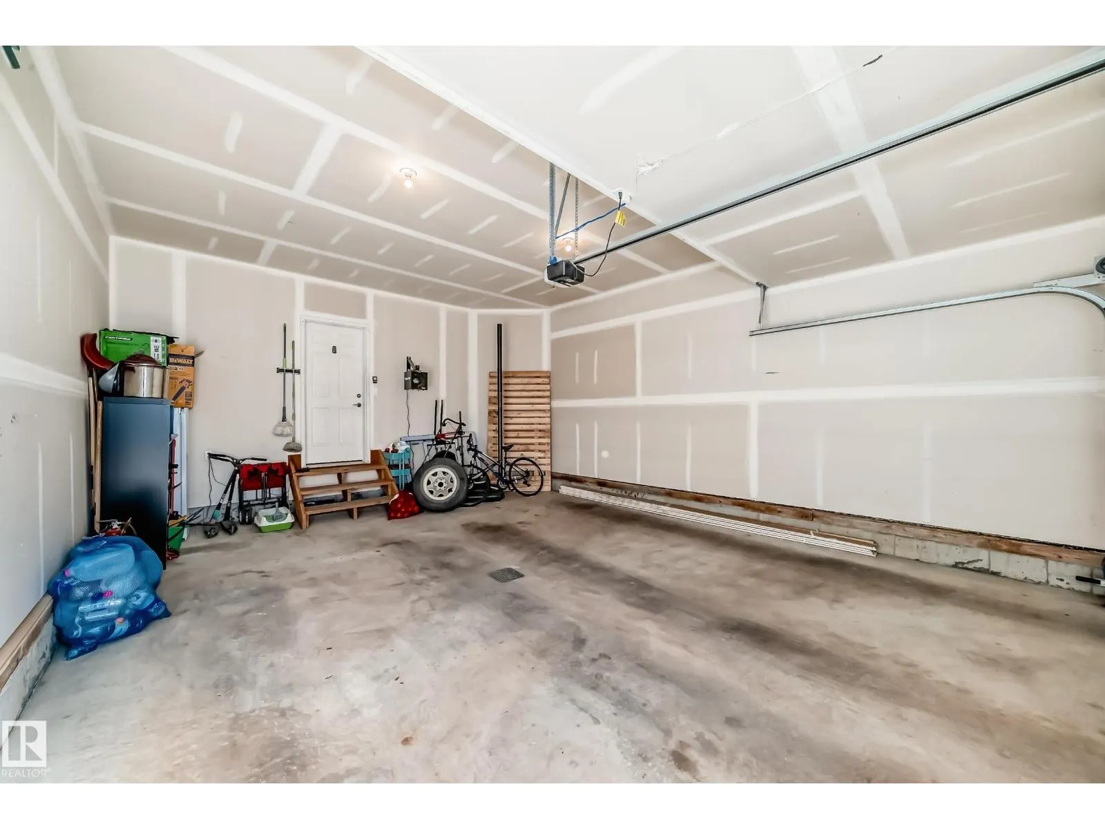 15836 29 AV SW