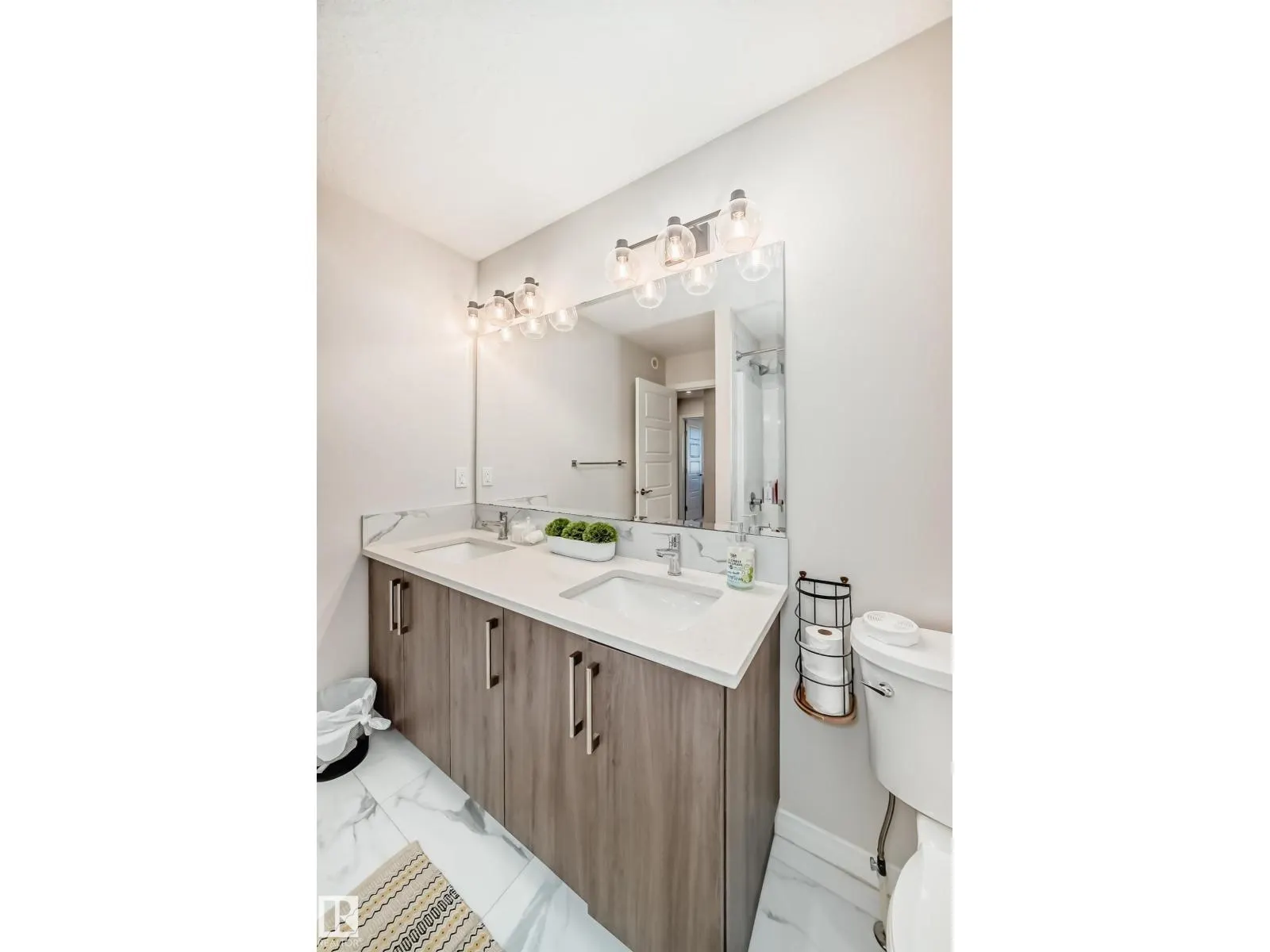 15836 29 AV SW