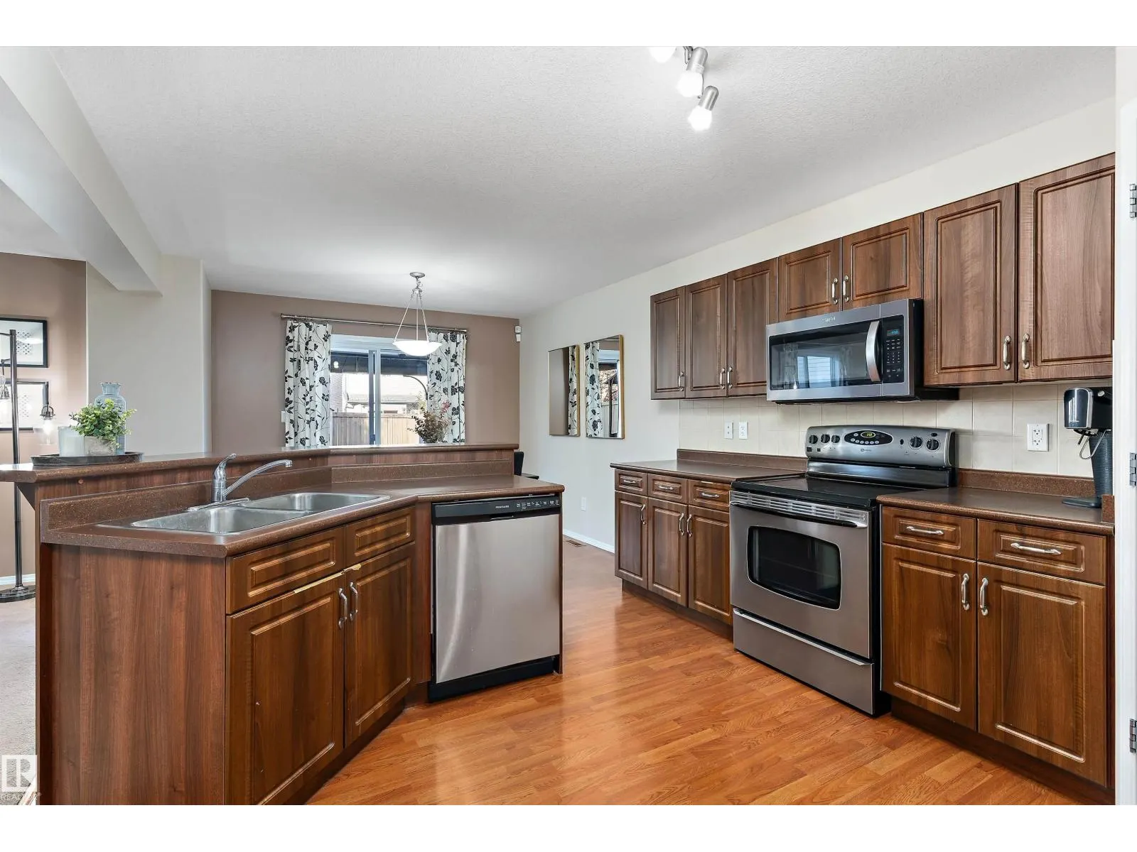 1510 37A AV NW