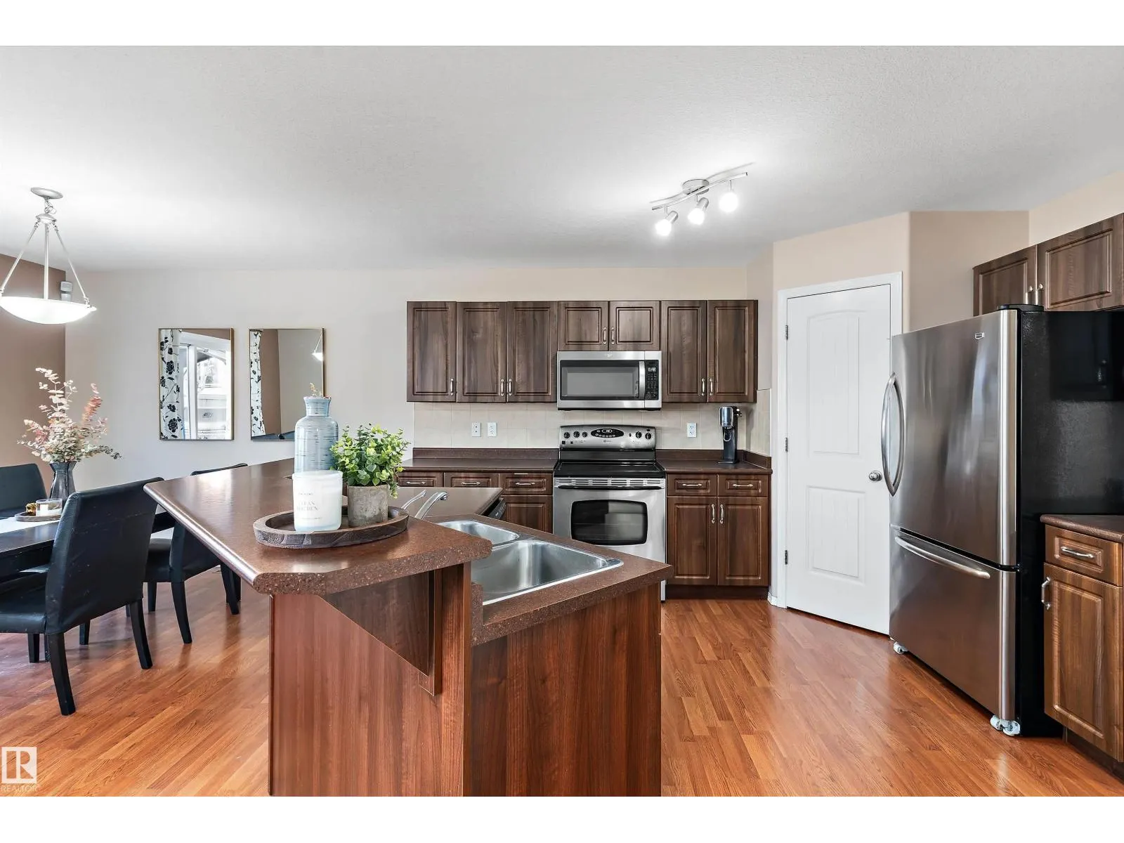 1510 37A AV NW