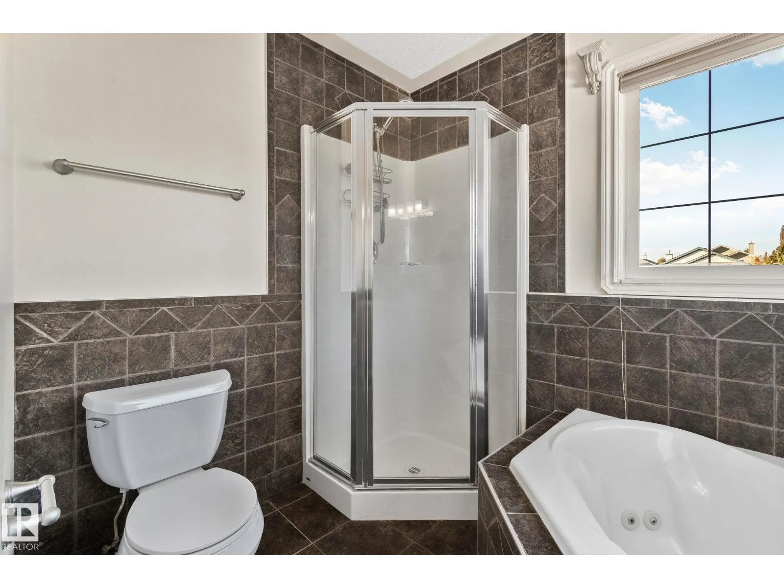 15211 44 ST NW