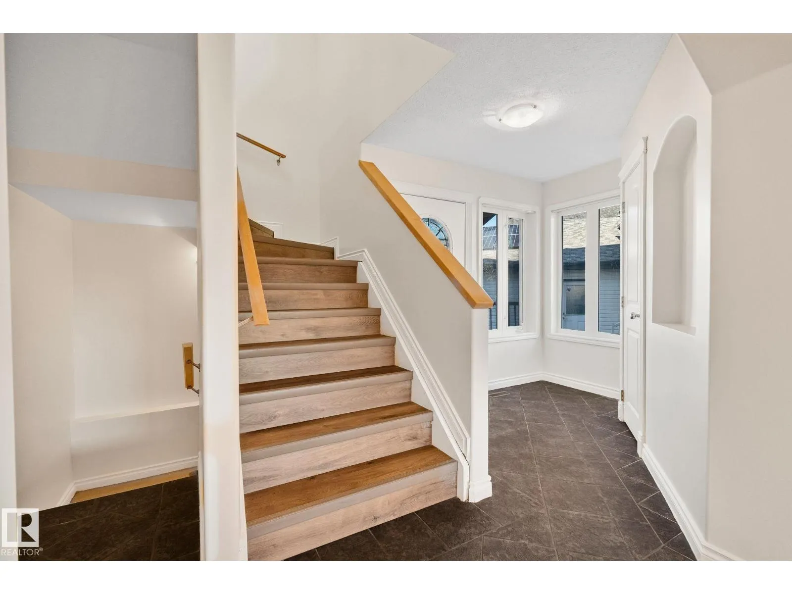 15211 44 ST NW