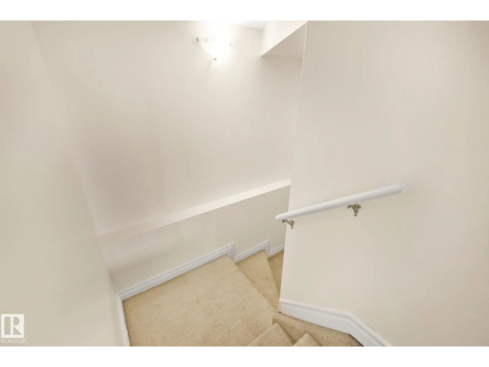 15211 44 ST NW