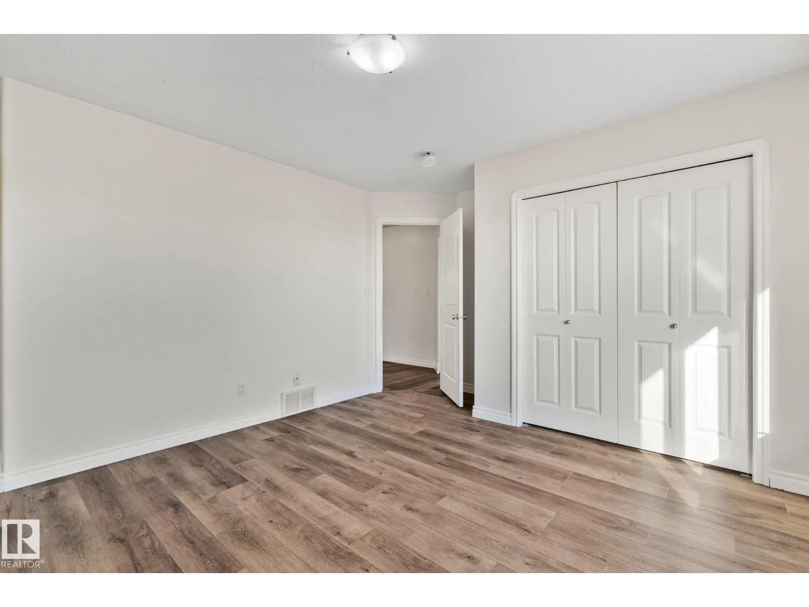15211 44 ST NW