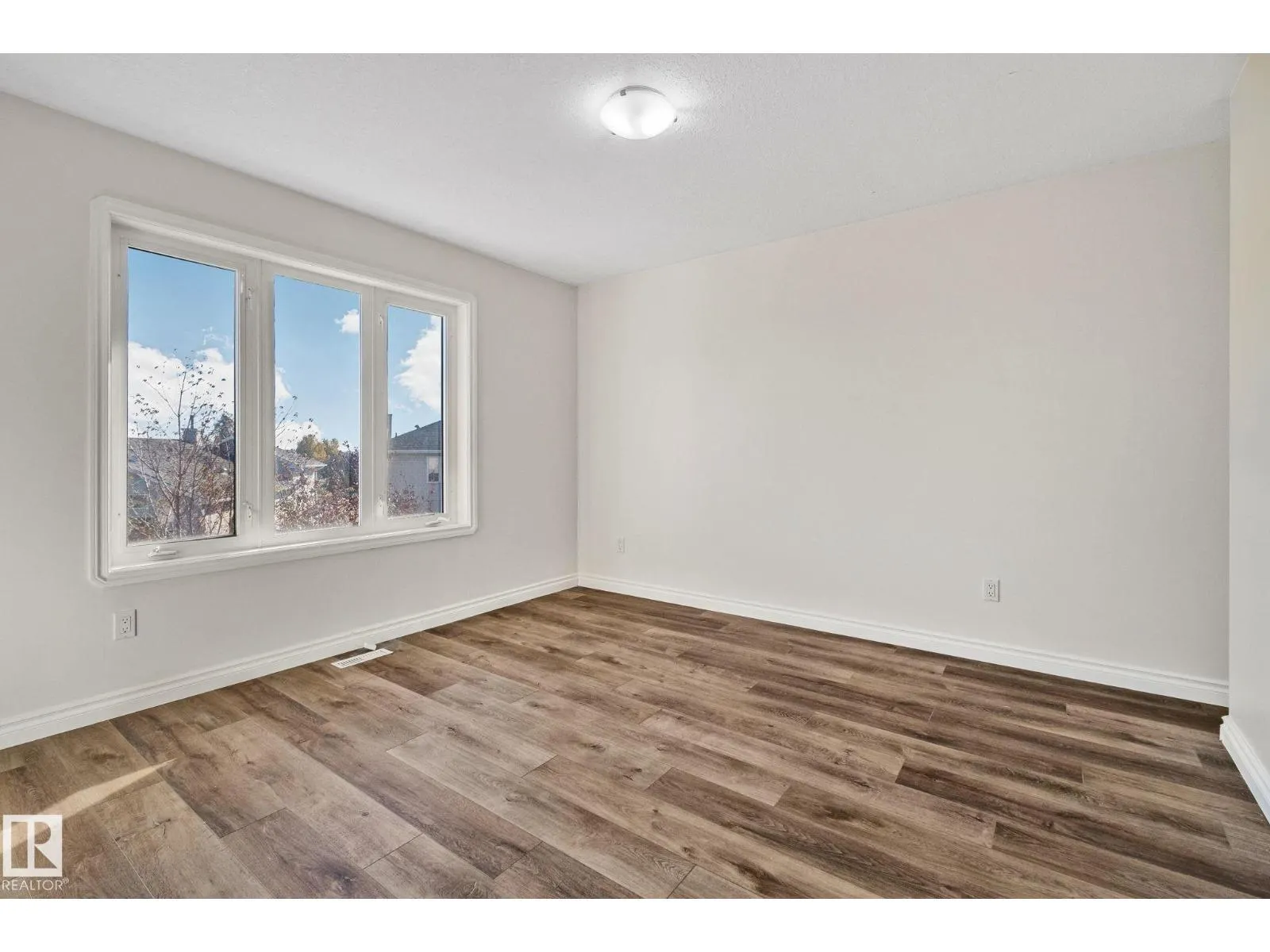 15211 44 ST NW