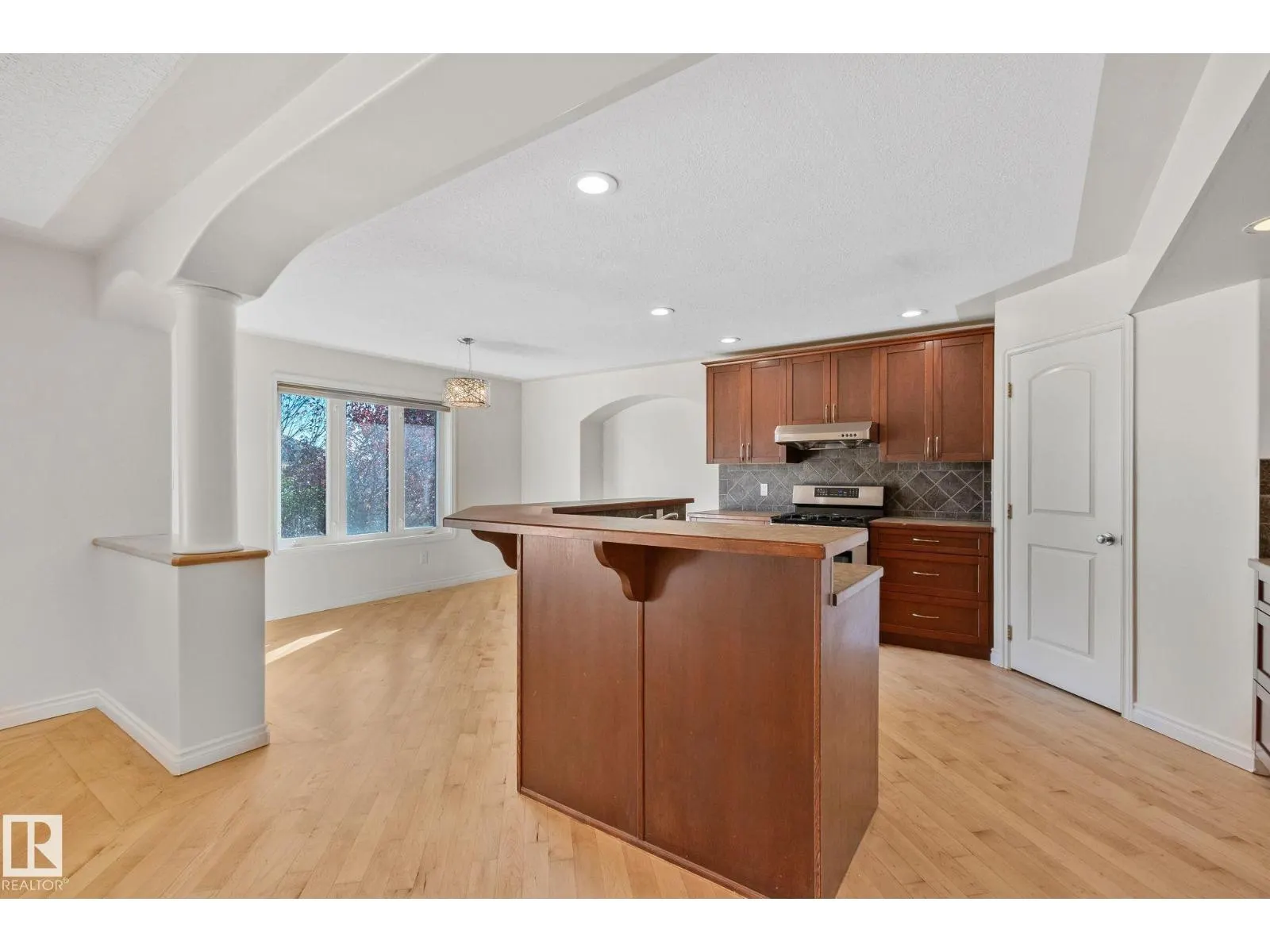 15211 44 ST NW