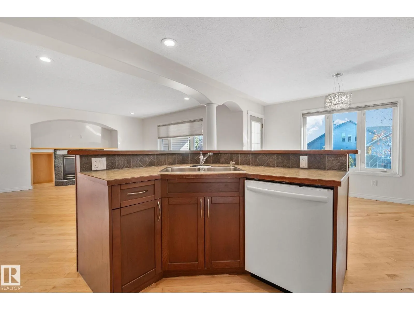 15211 44 ST NW