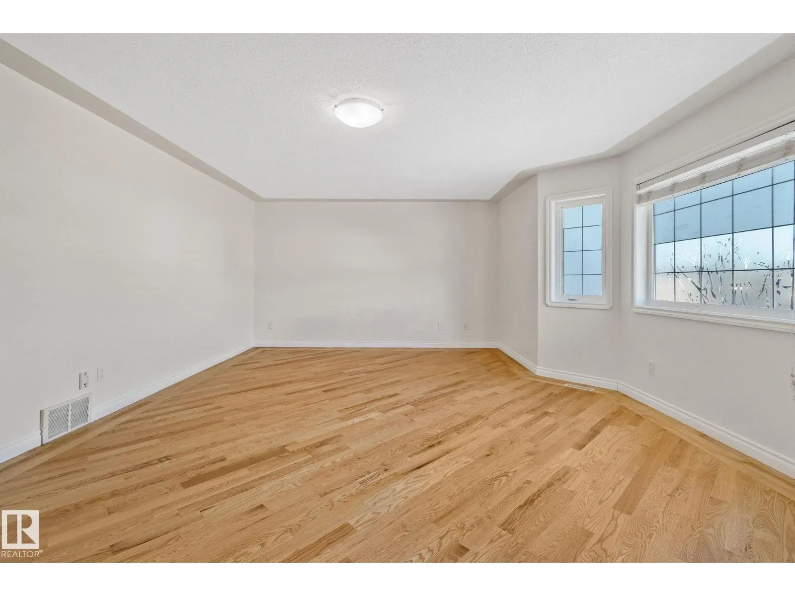 15211 44 ST NW