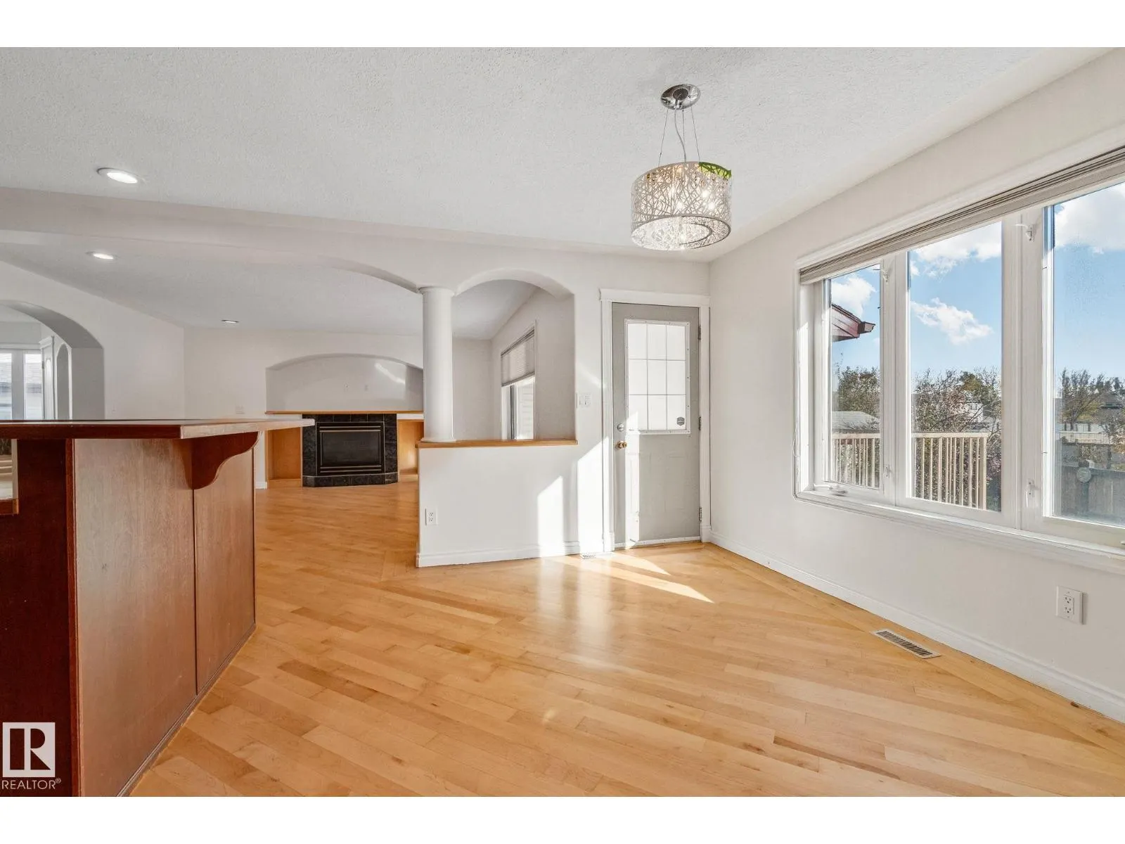 15211 44 ST NW