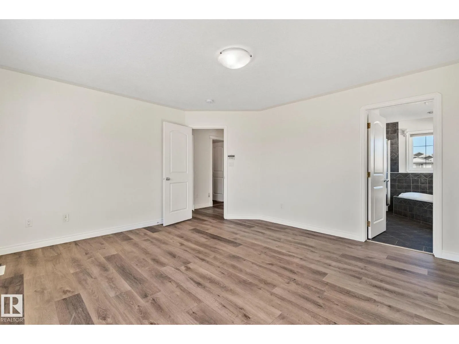 15211 44 ST NW