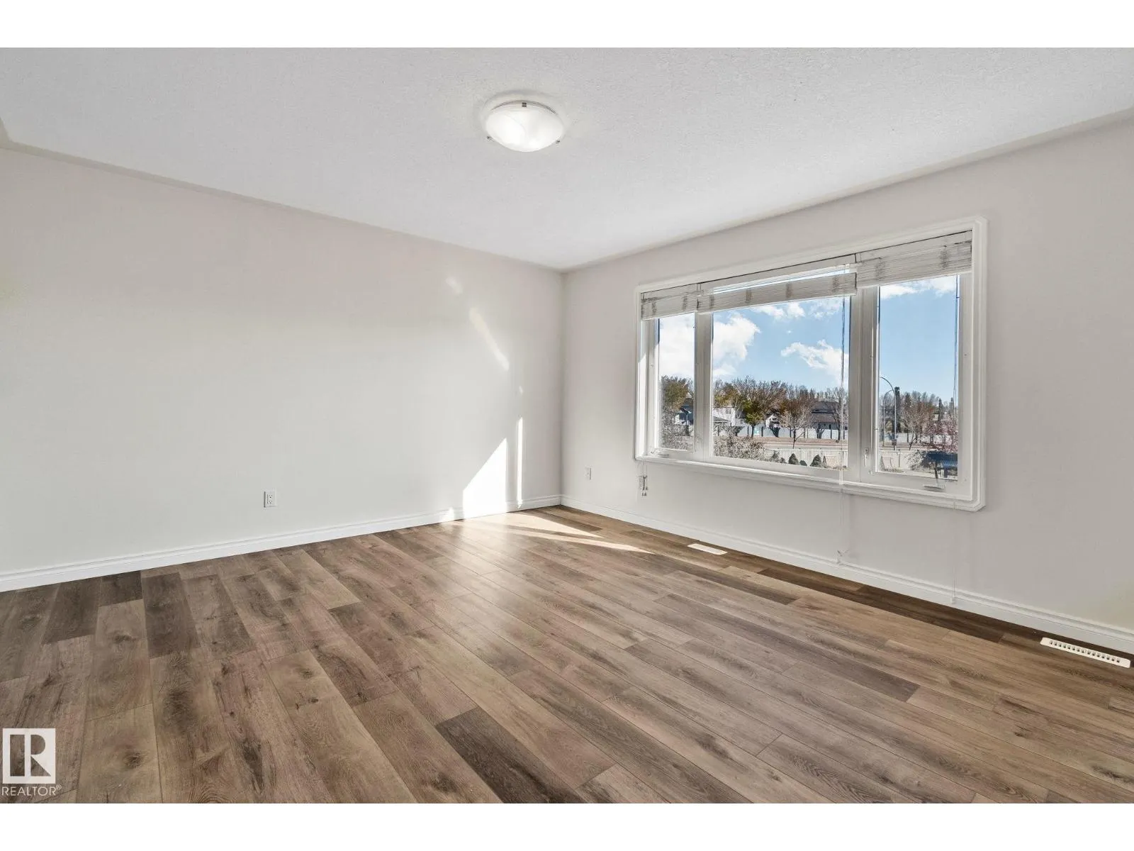 15211 44 ST NW