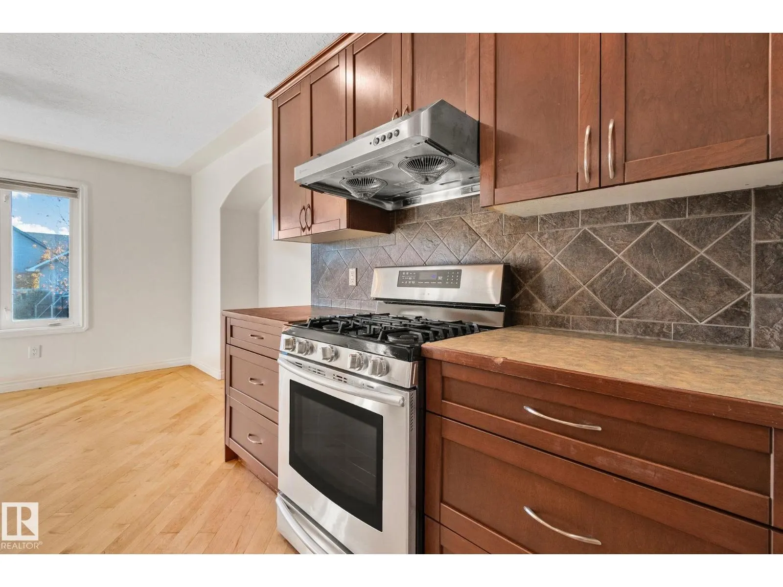 15211 44 ST NW