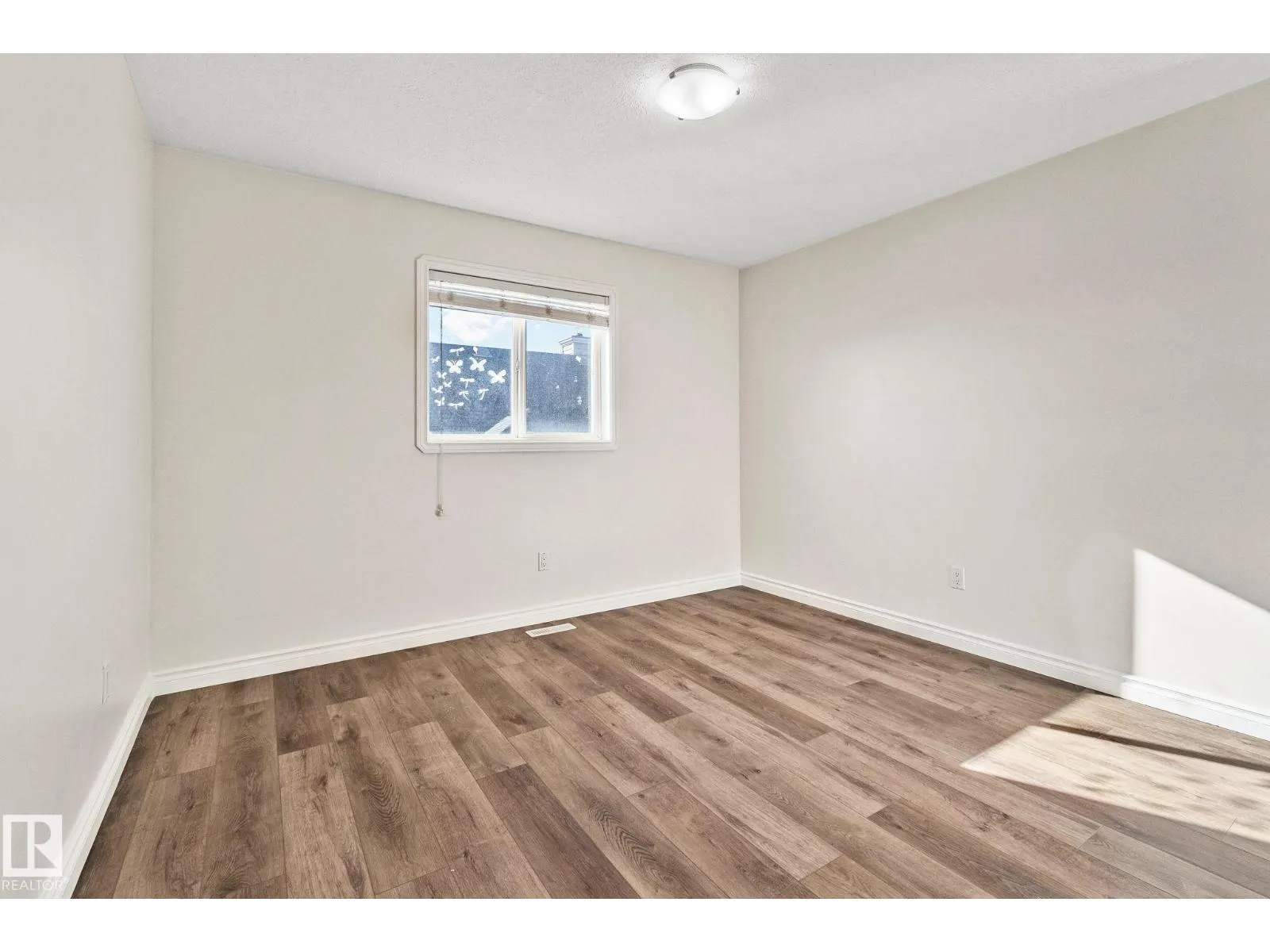 15211 44 ST NW