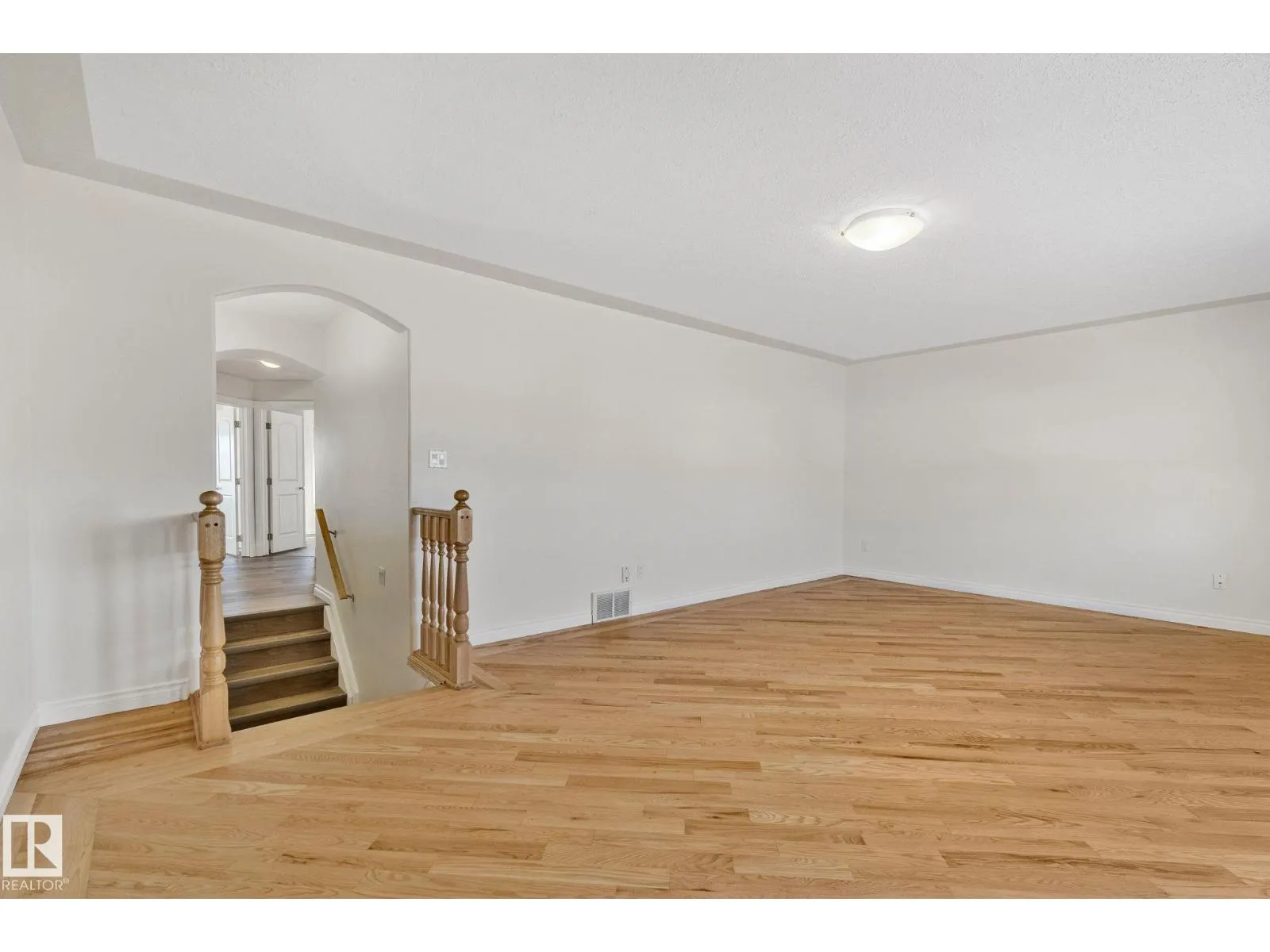 15211 44 ST NW