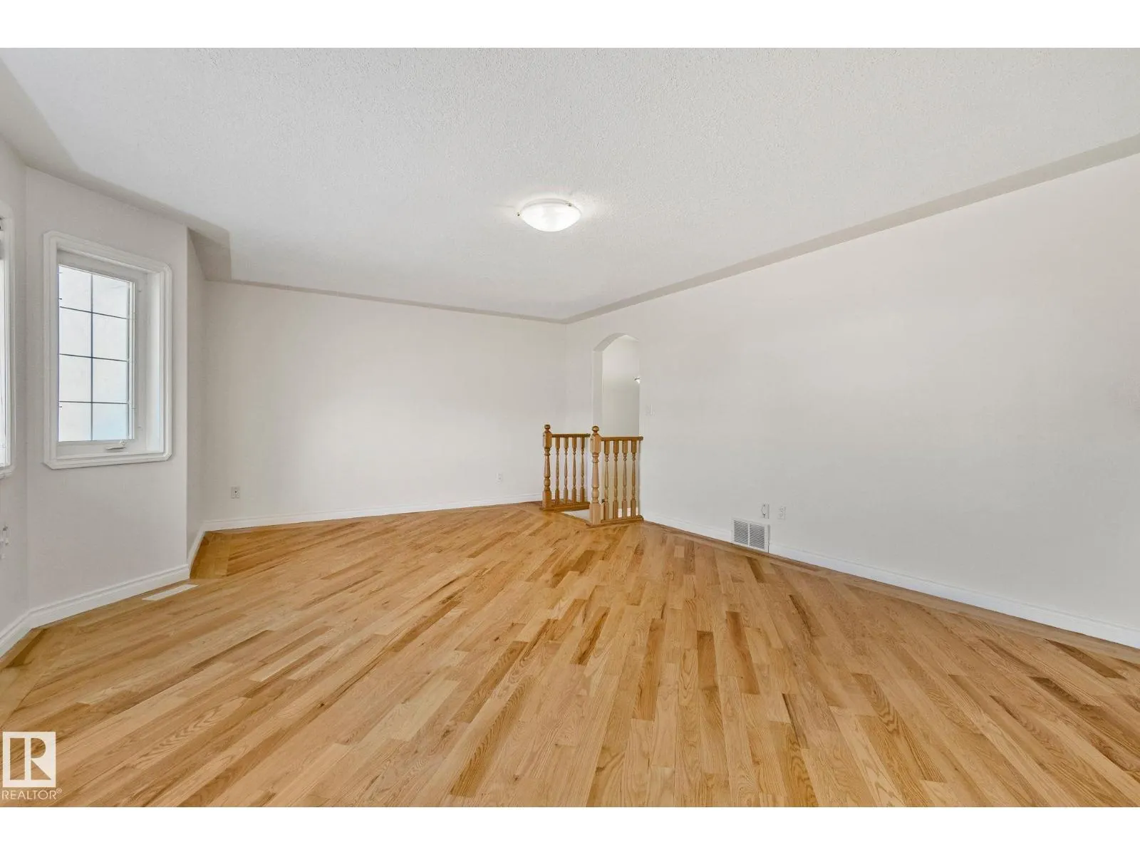 15211 44 ST NW