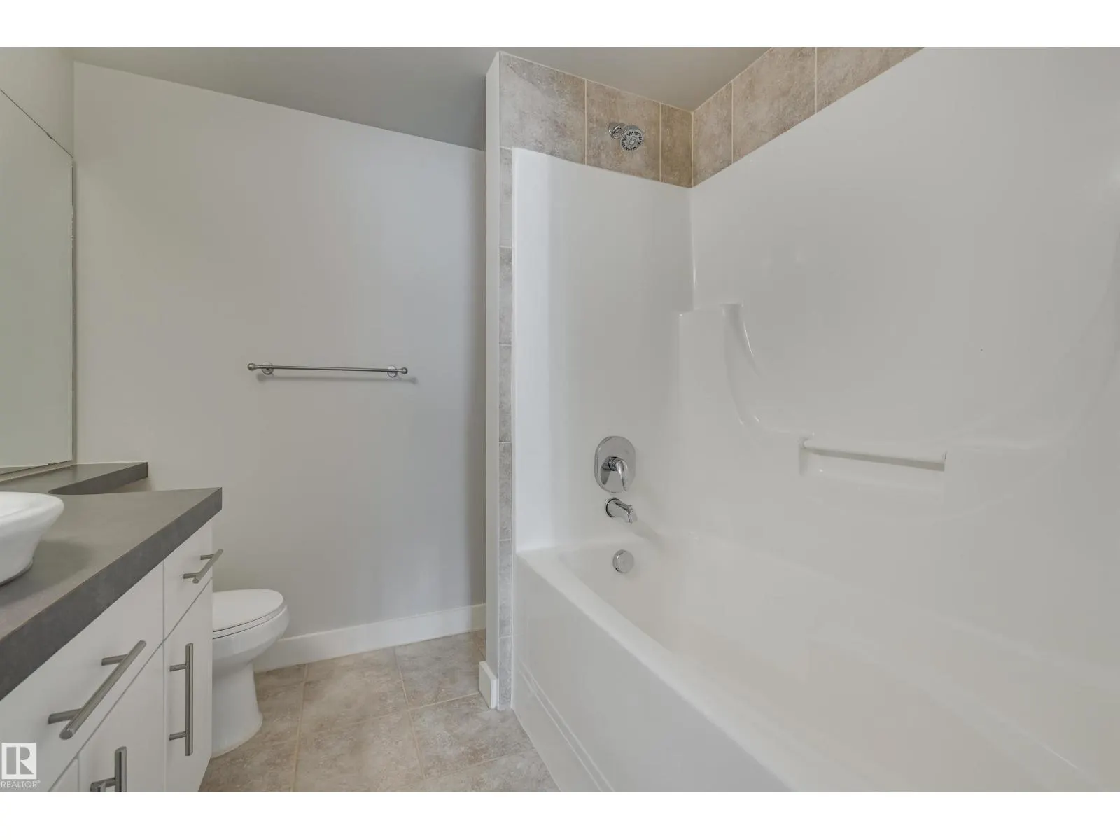 #2202 10136 104 ST NW