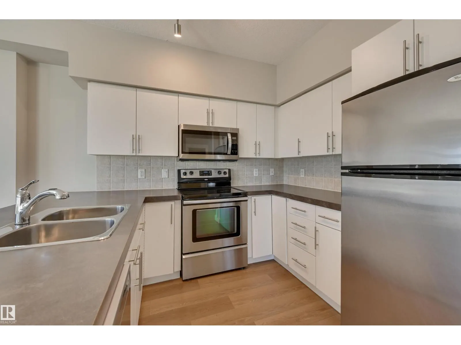 #2202 10136 104 ST NW