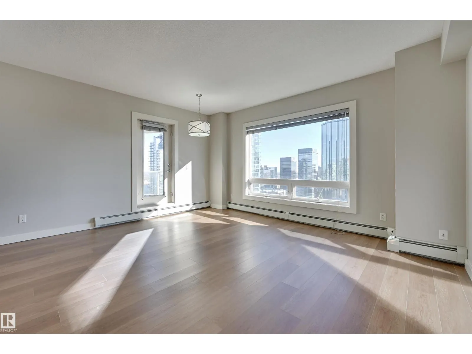 #2202 10136 104 ST NW
