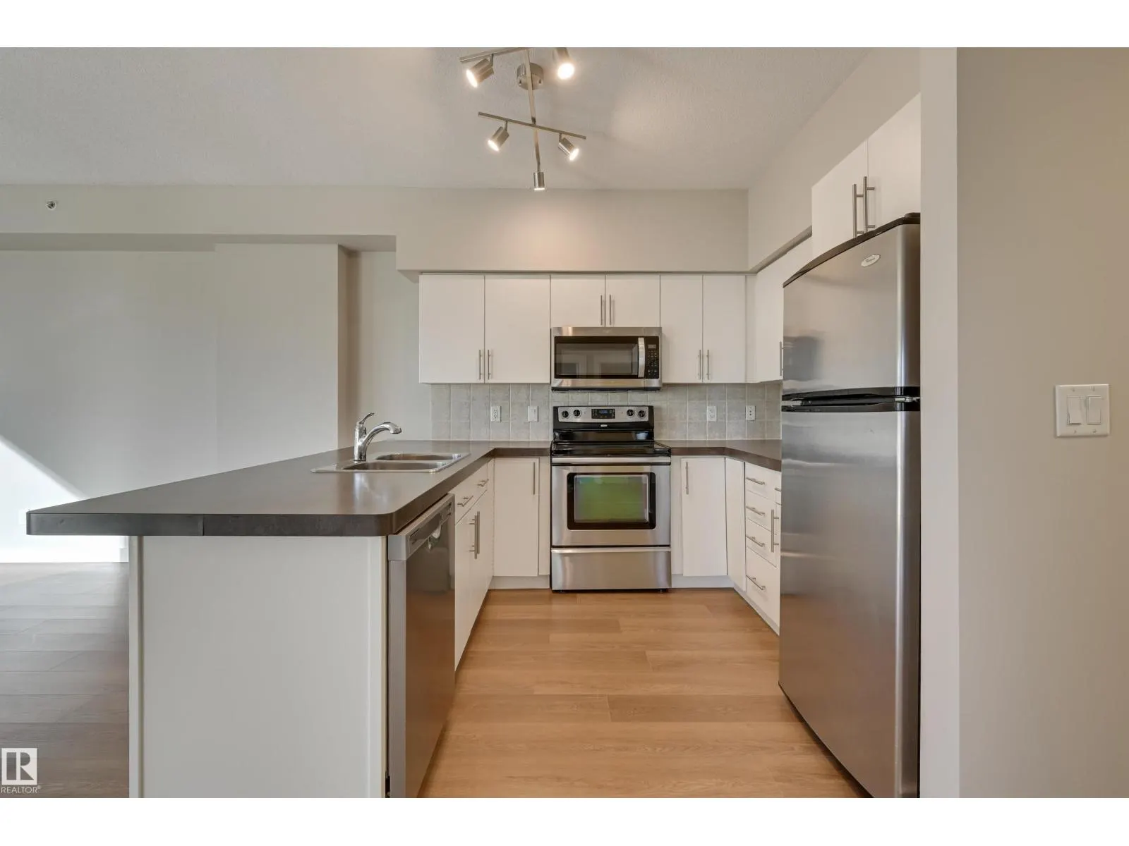 #2202 10136 104 ST NW