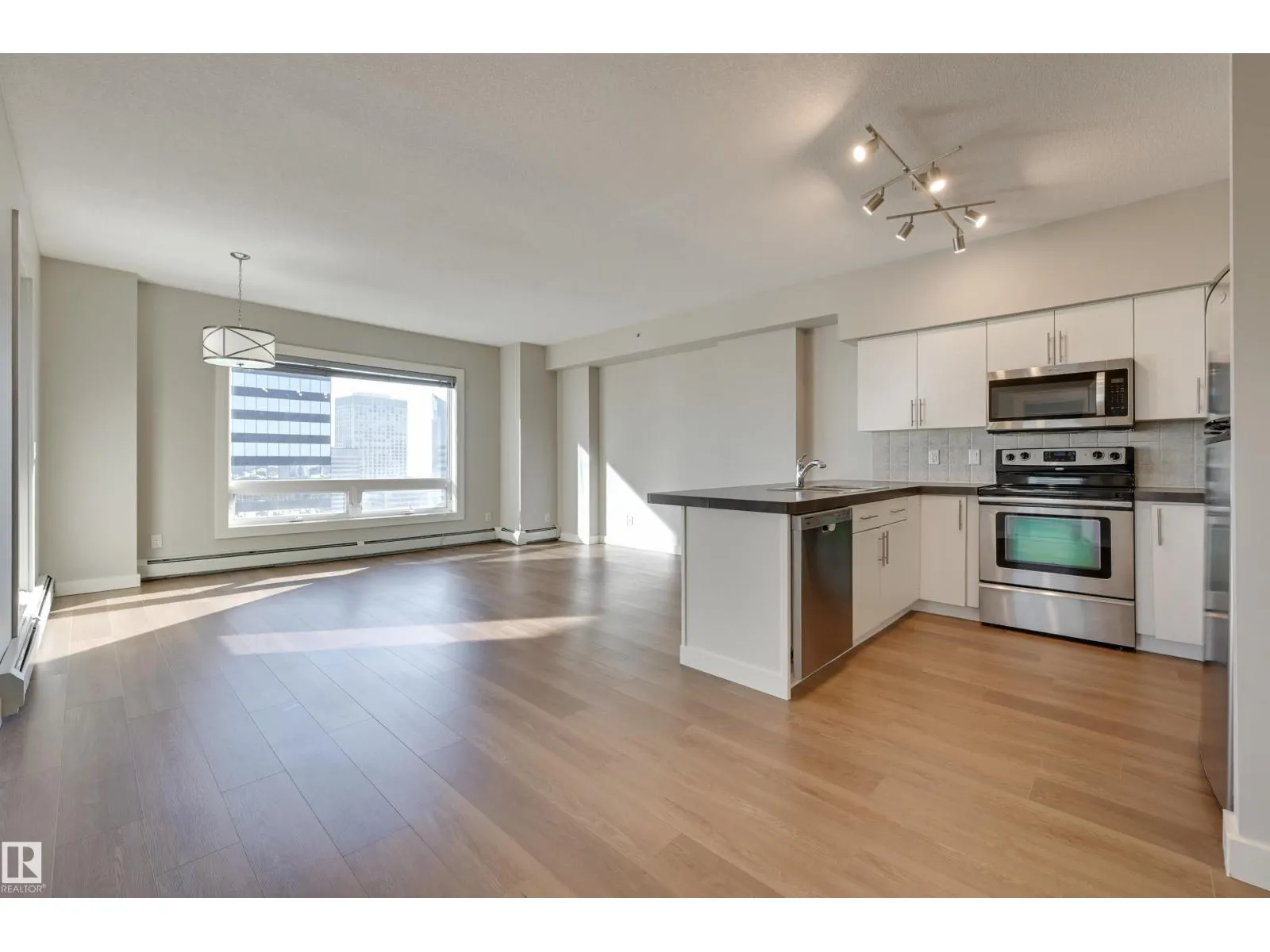 #2202 10136 104 ST NW