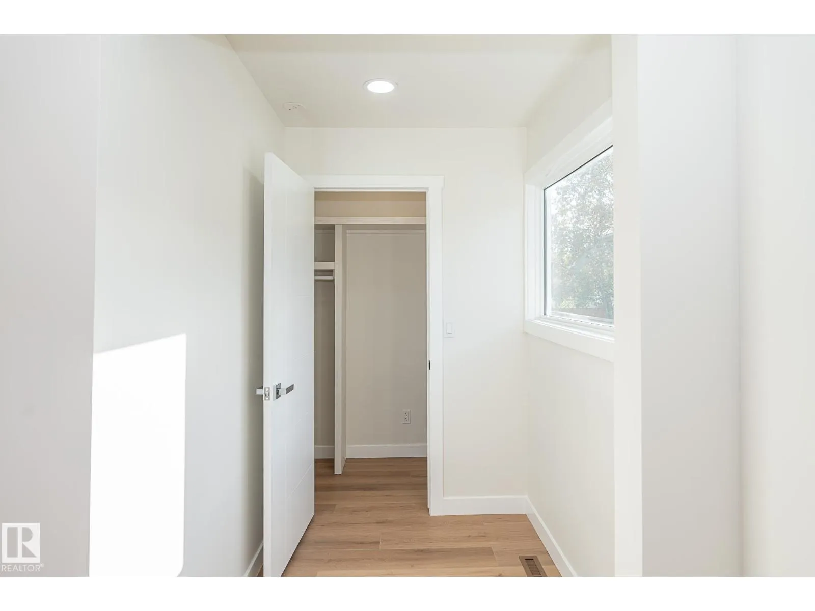 6807 98A AV NW