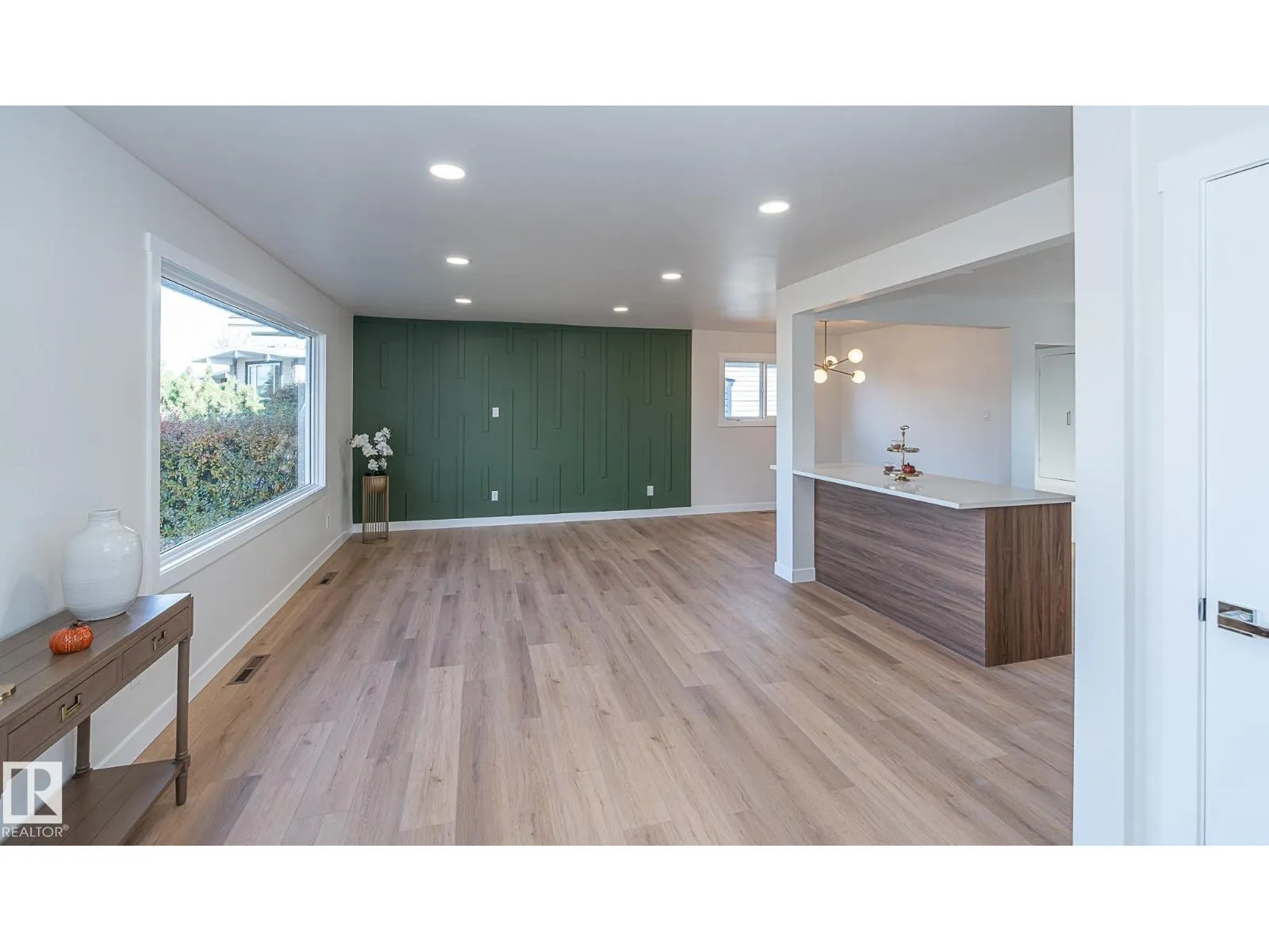6807 98A AV NW