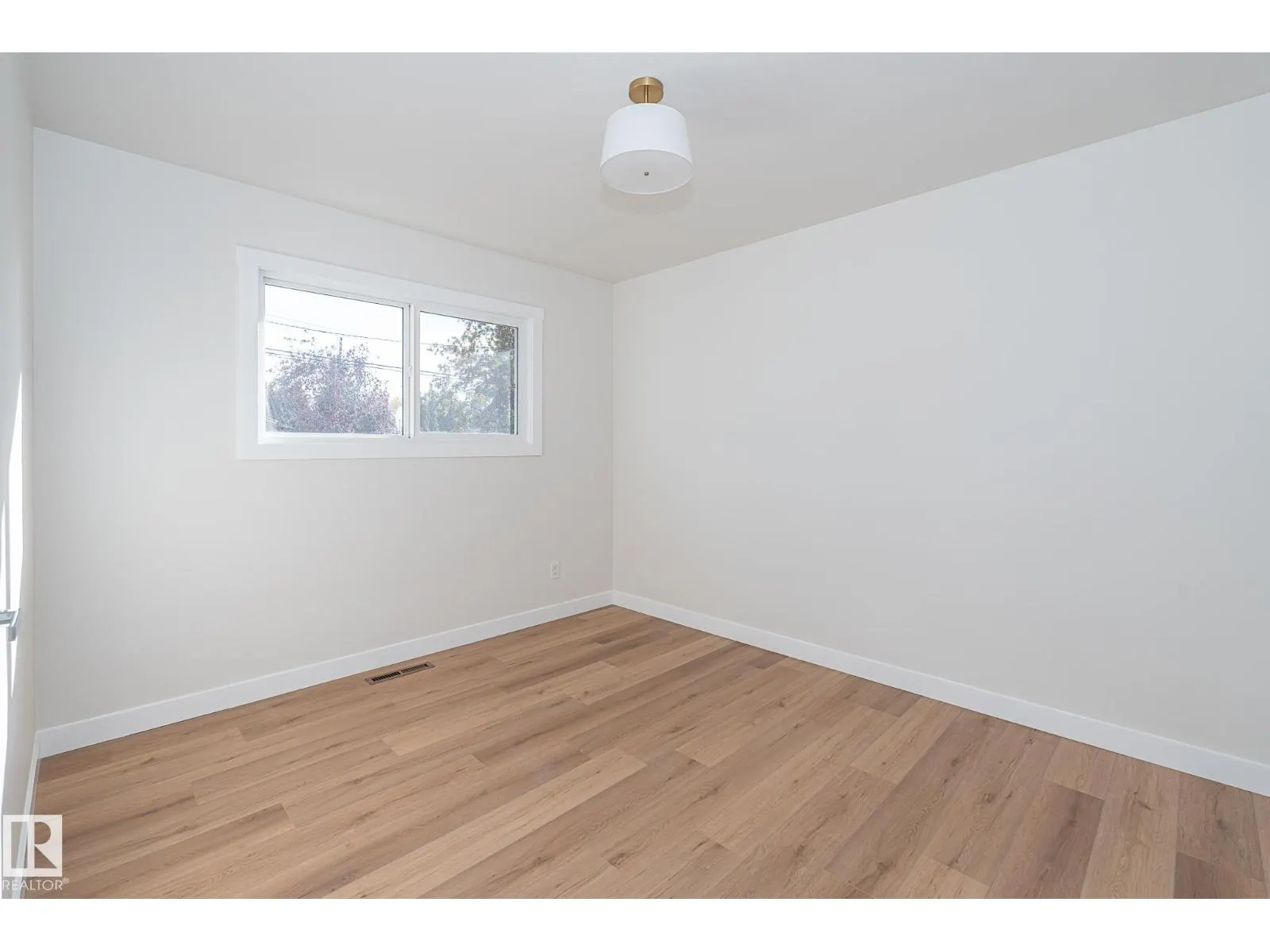 6807 98A AV NW