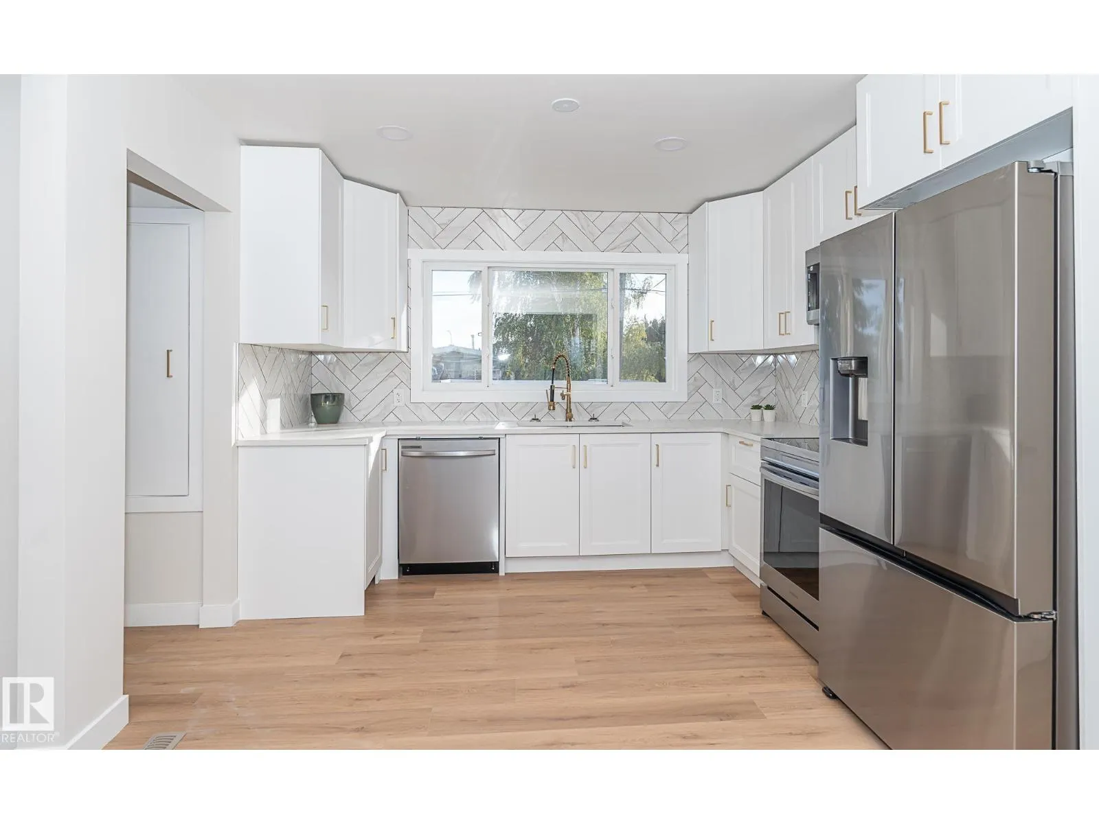 6807 98A AV NW