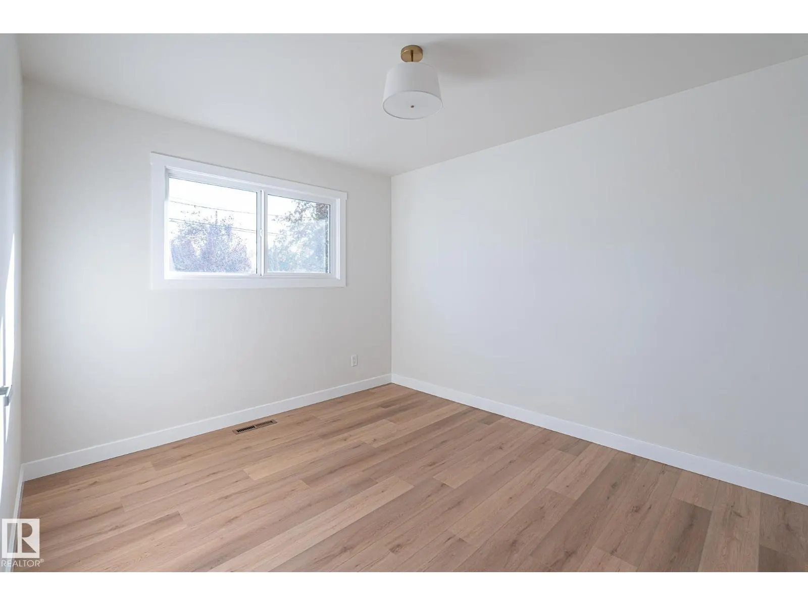 6807 98A AV NW