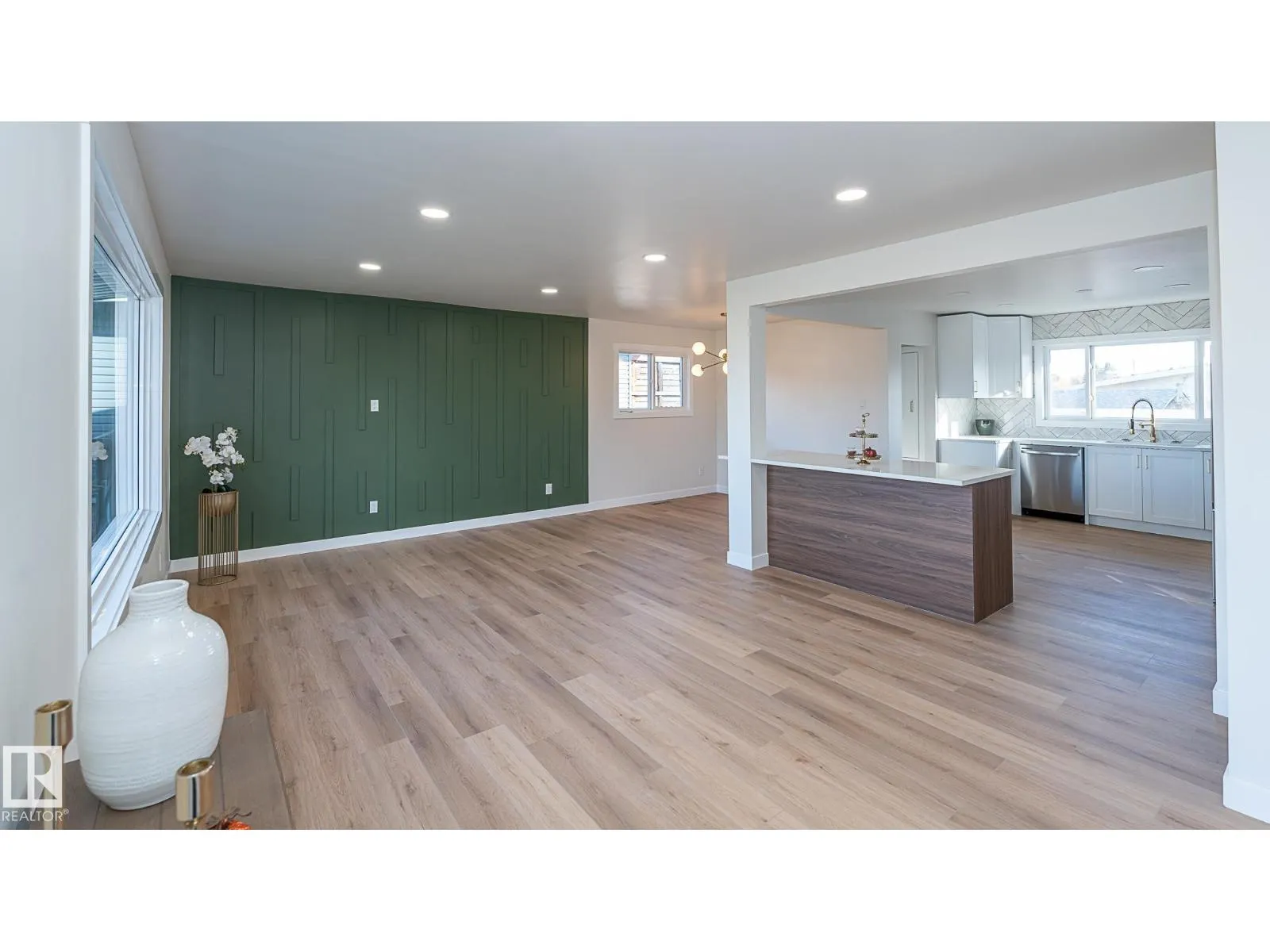 6807 98A AV NW
