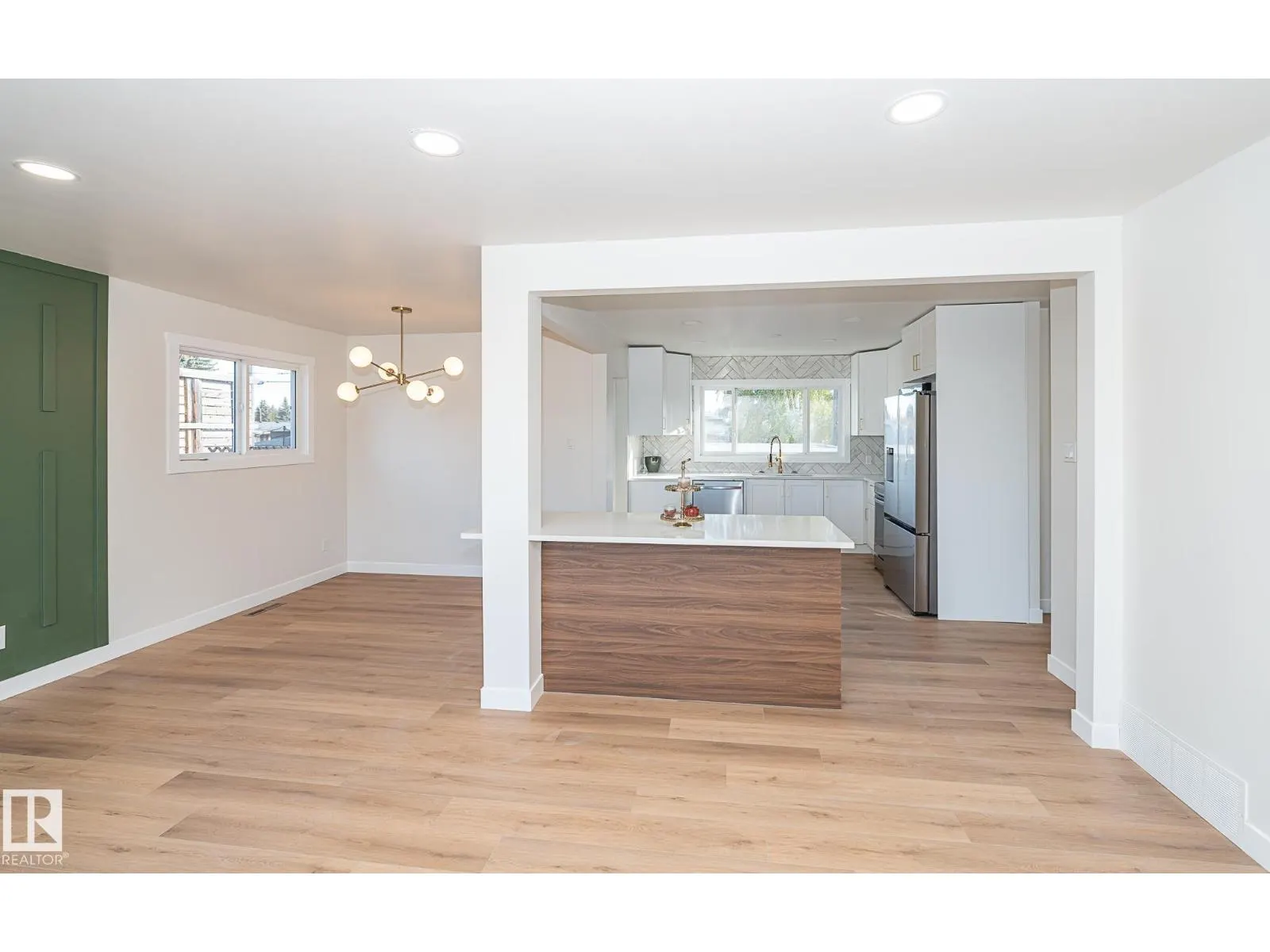 6807 98A AV NW