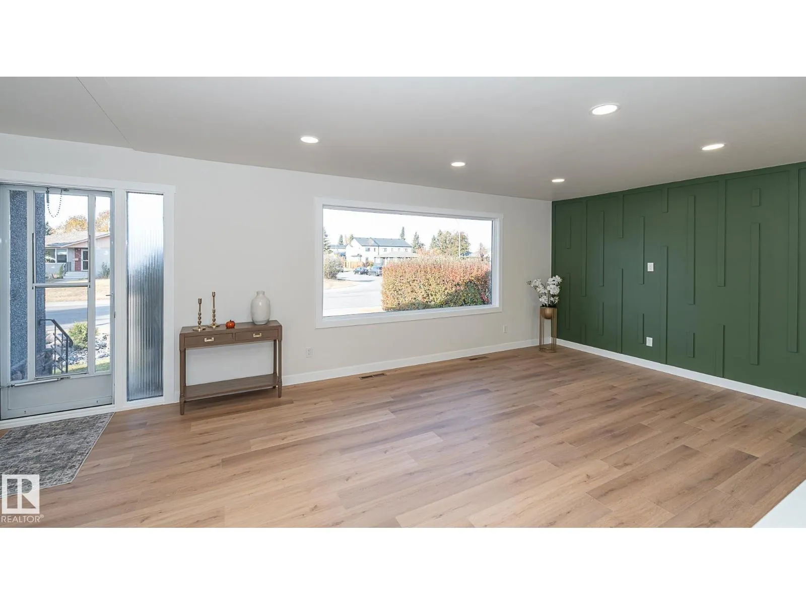 6807 98A AV NW