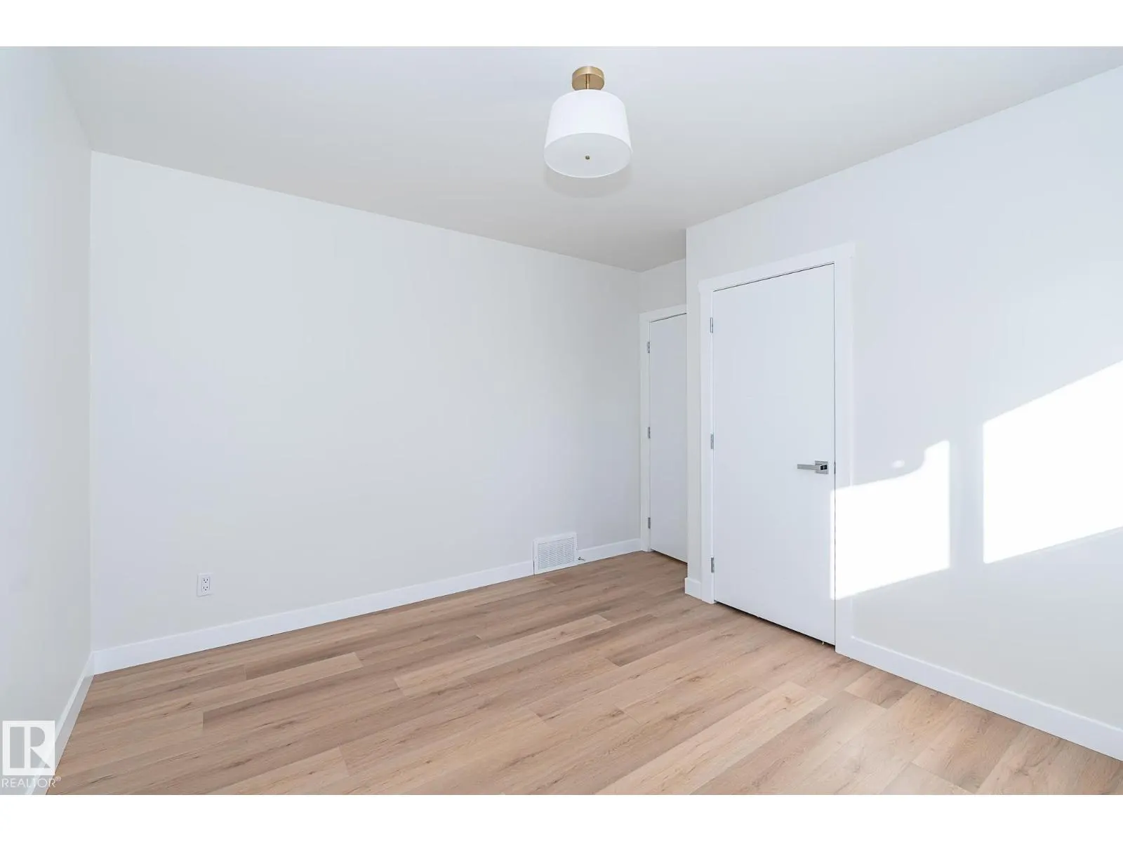6807 98A AV NW