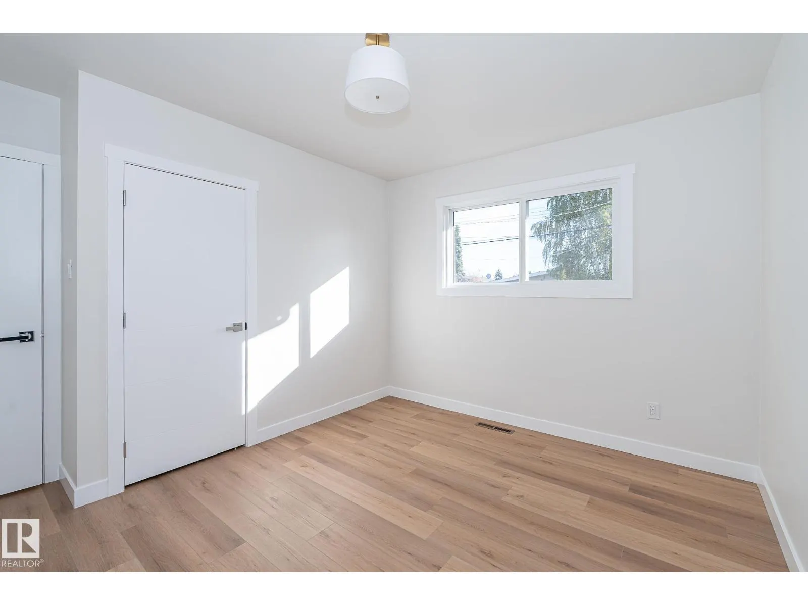 6807 98A AV NW
