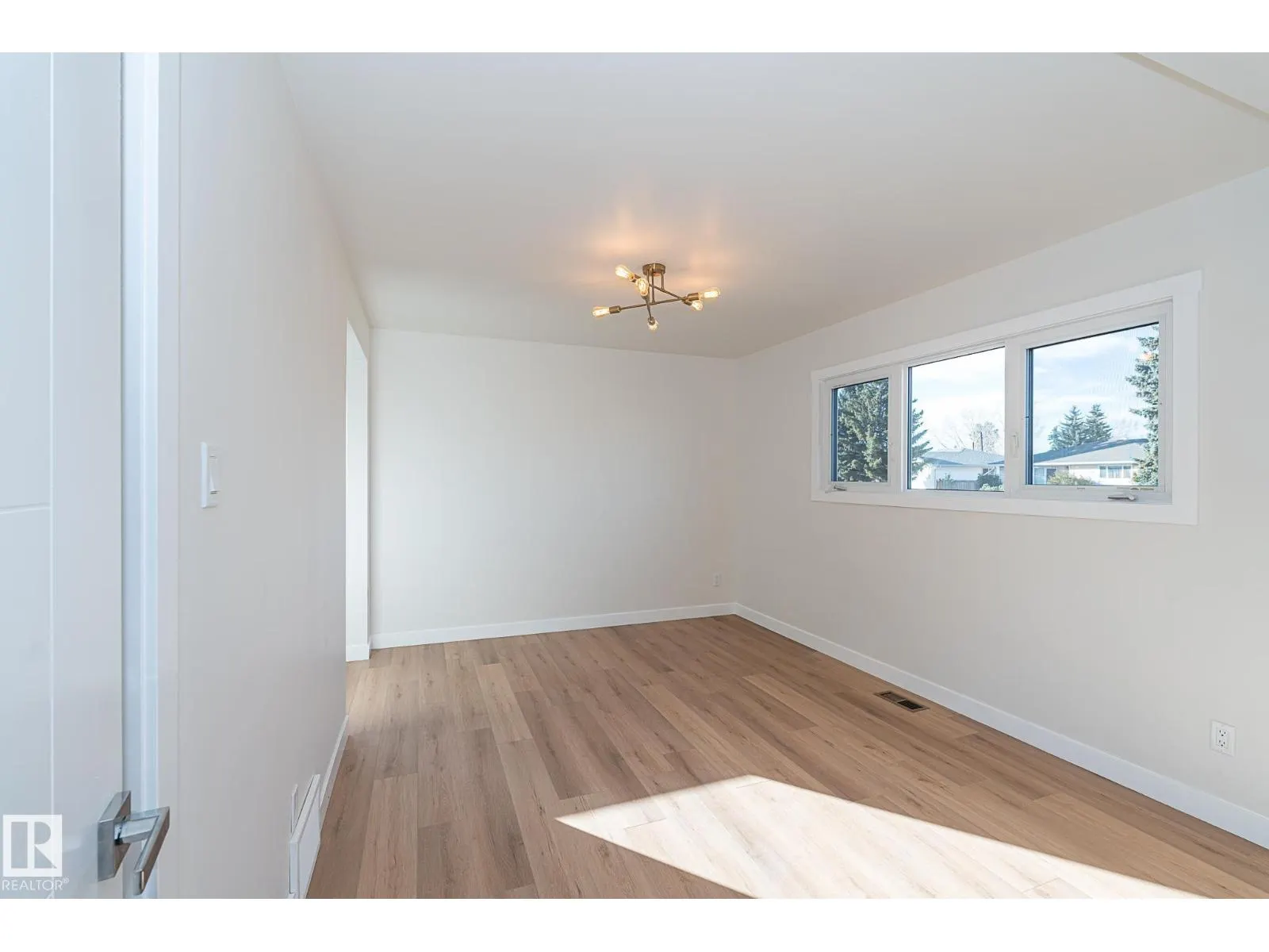 6807 98A AV NW