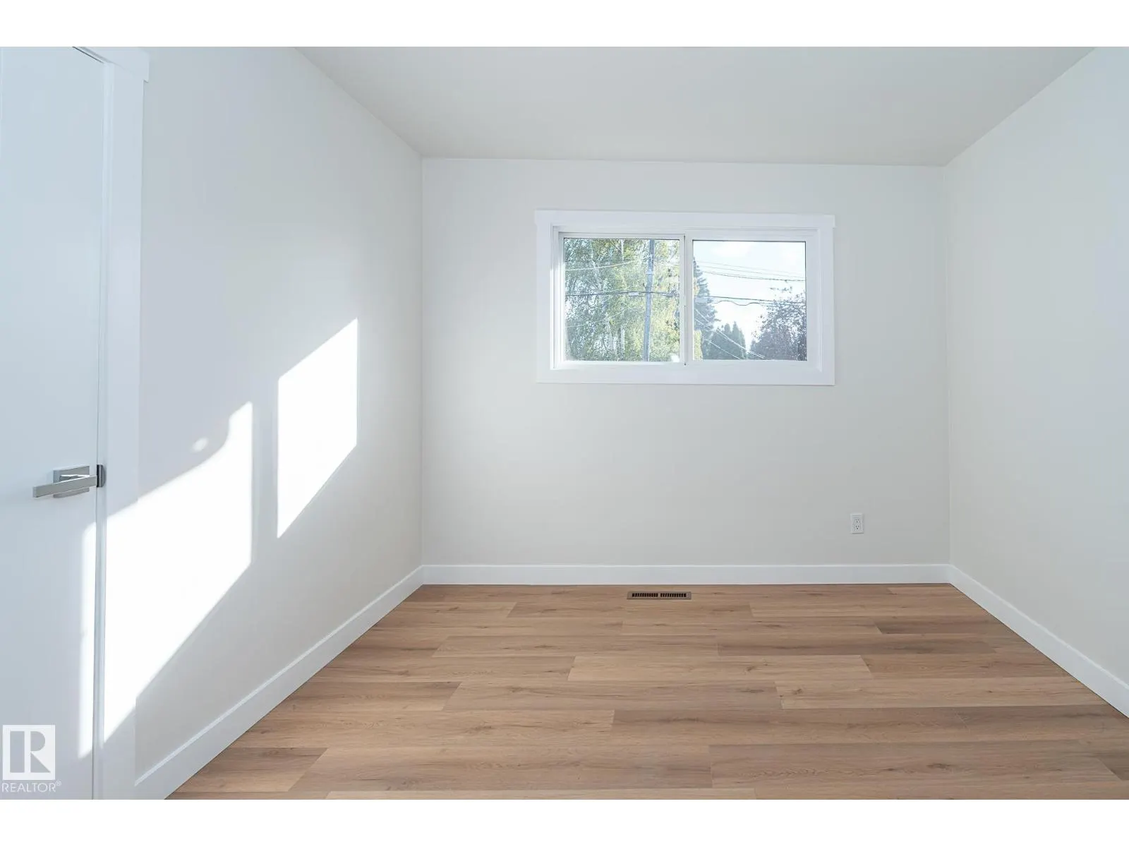 6807 98A AV NW