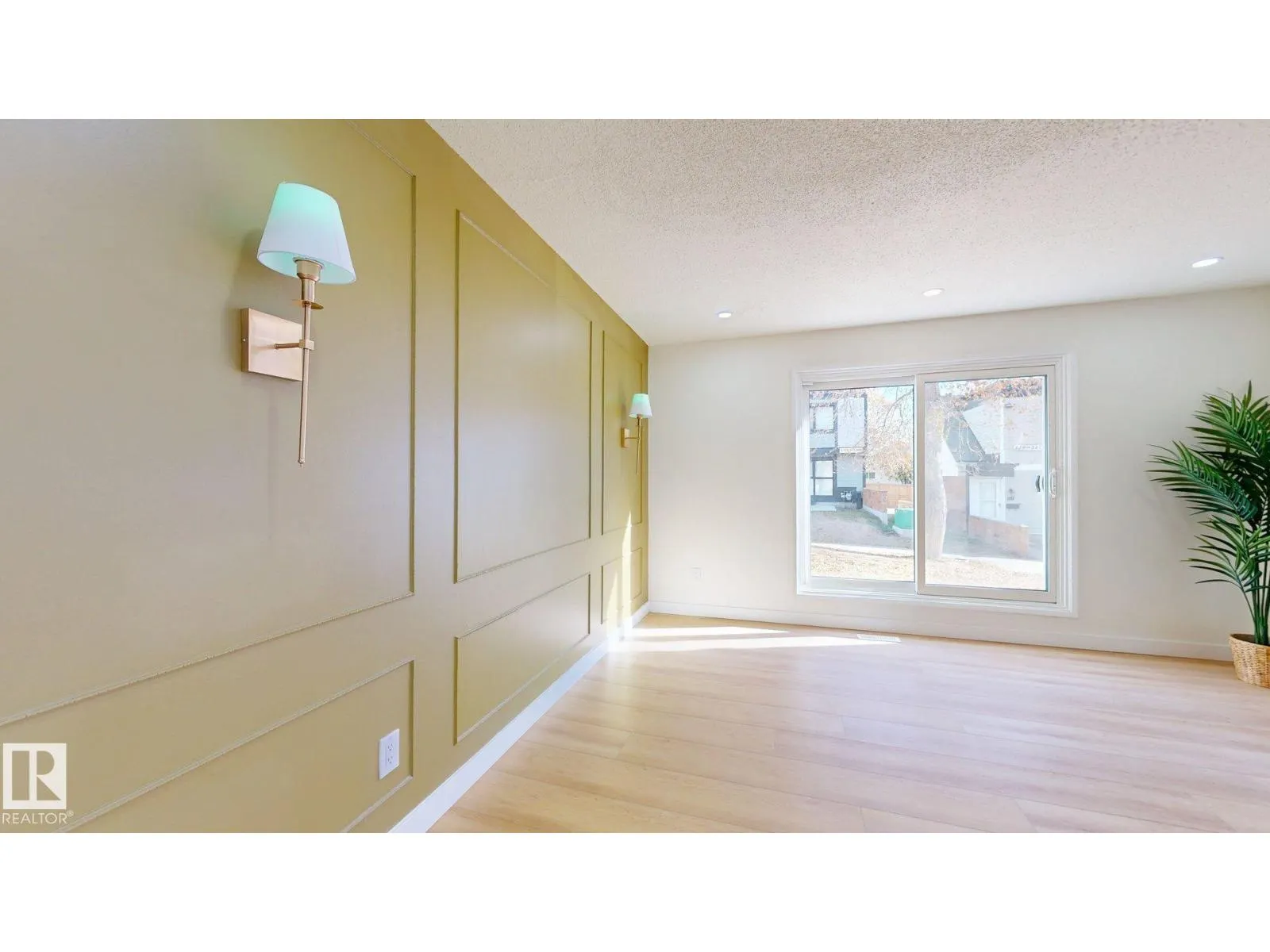 #166 3308 113 AV NW