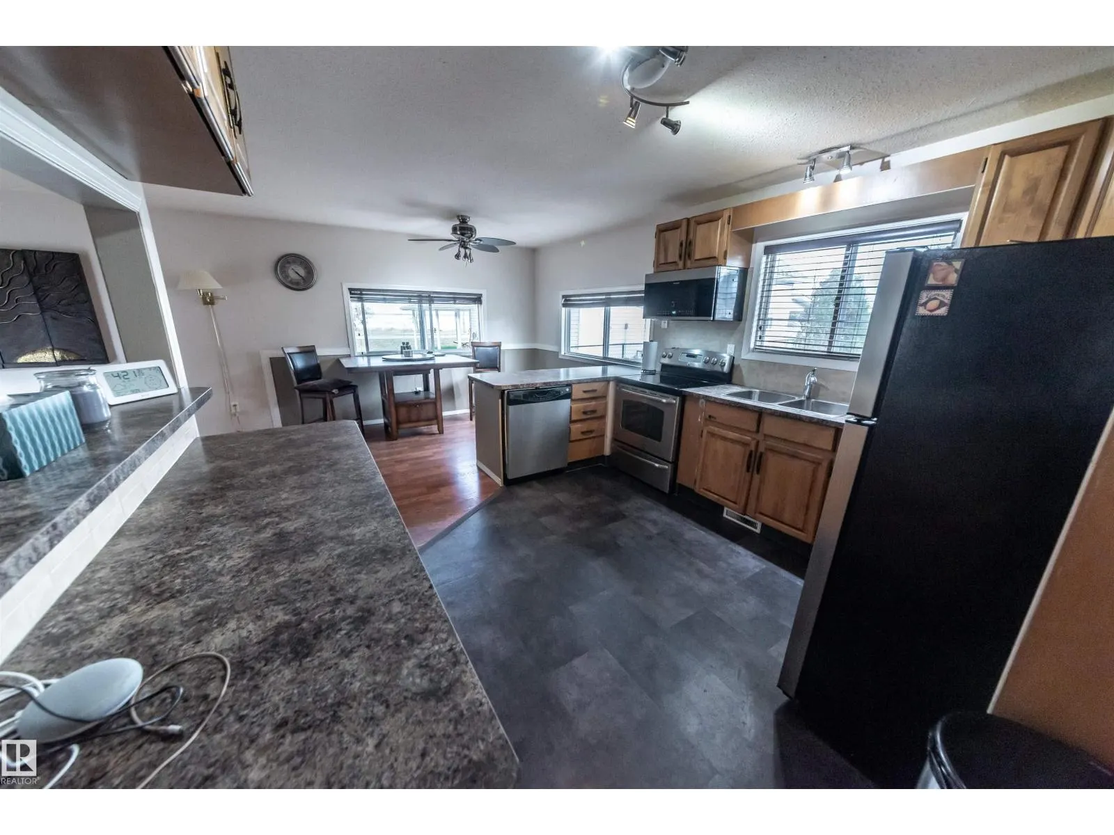 5021 Lakeview