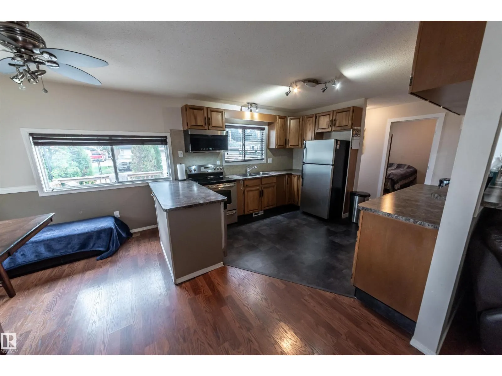 5021 Lakeview